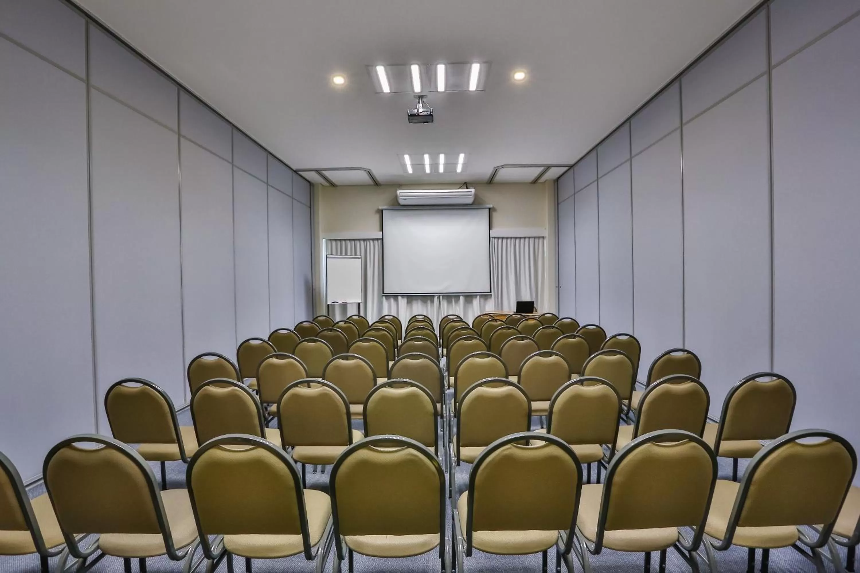 Meeting/conference room in Comfort Mogi Guaçu