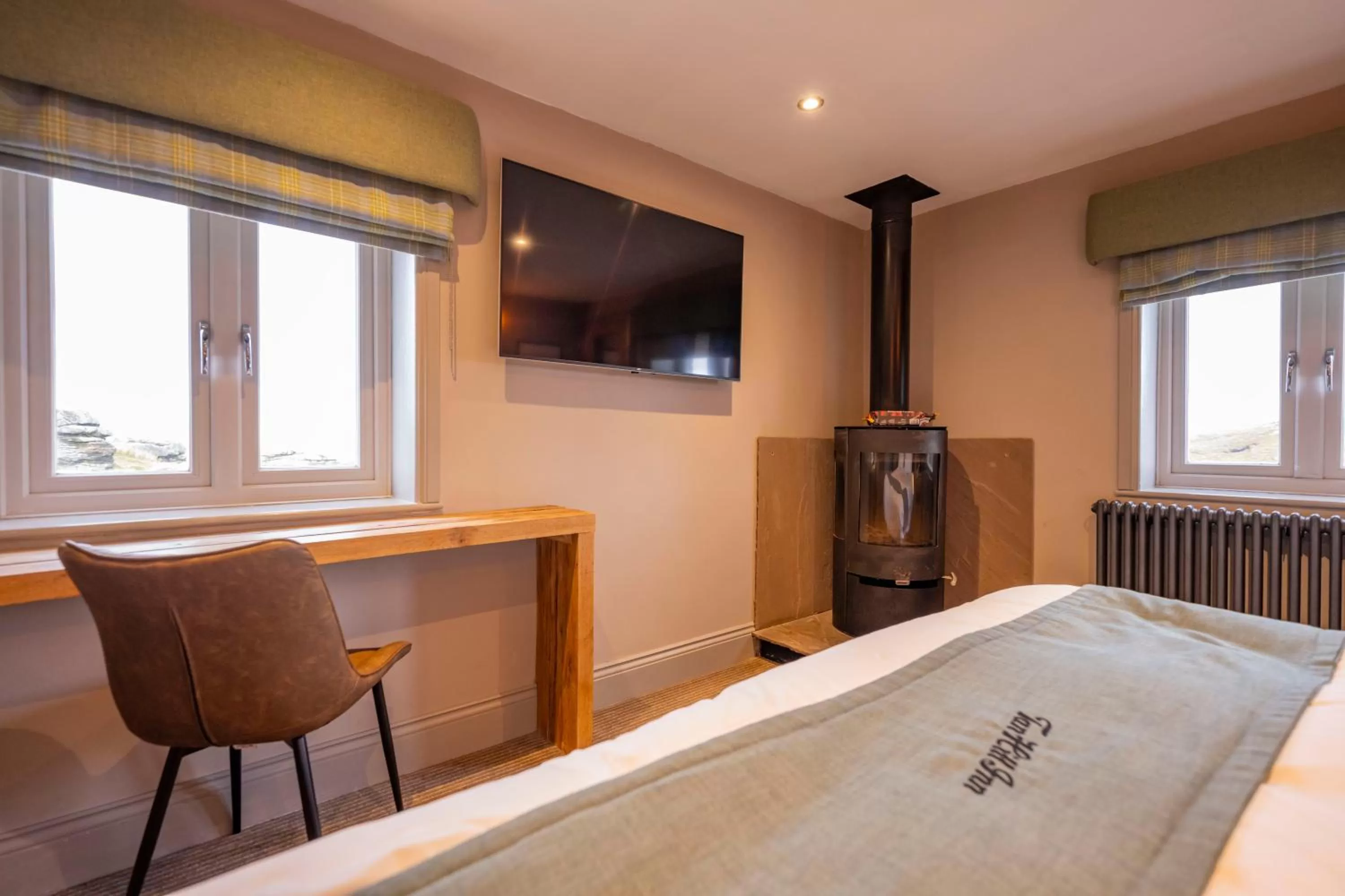 Photo of the whole room, Bed in The Tan Hill Inn