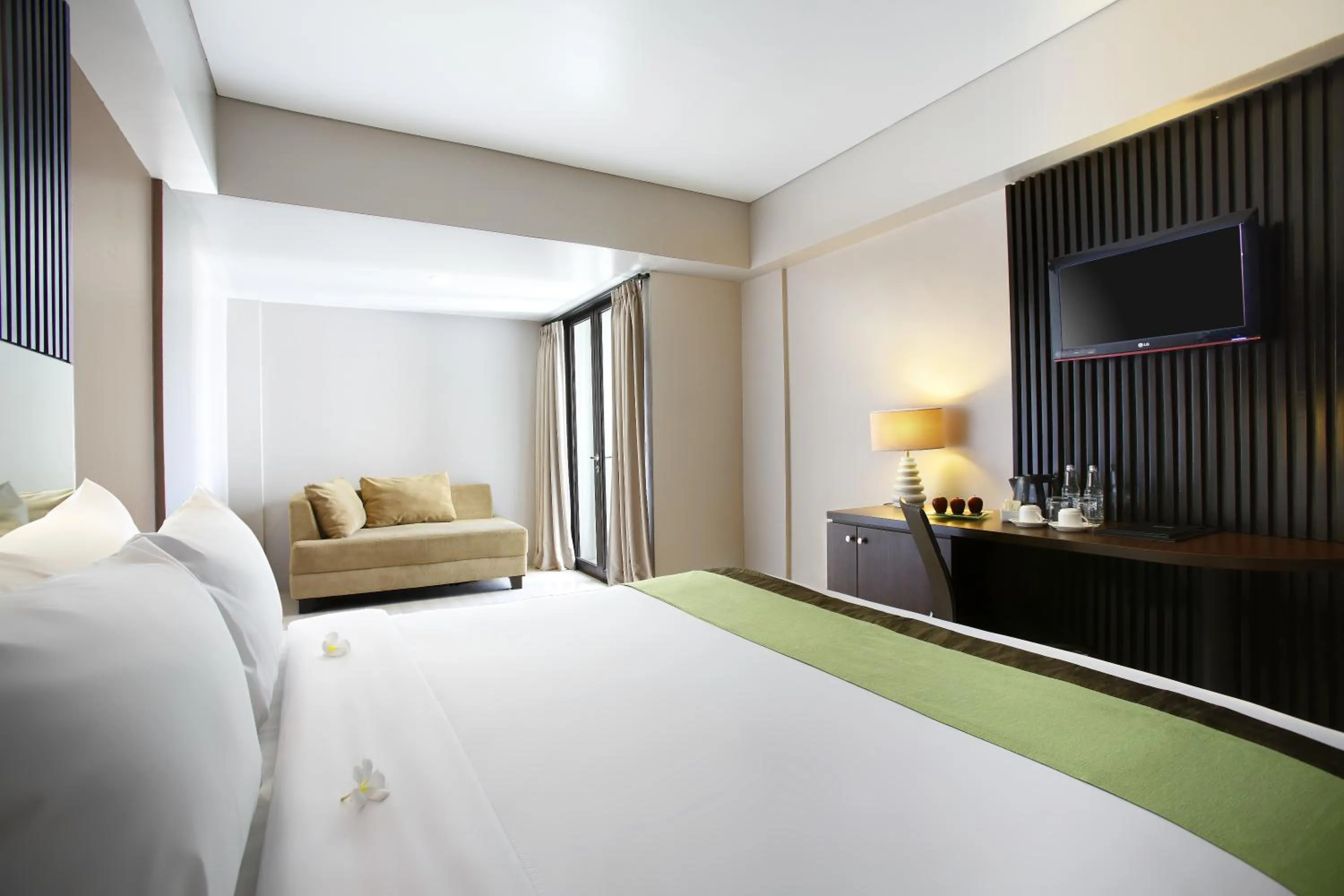 Bathroom, Bed in Hotel Santika Kuta