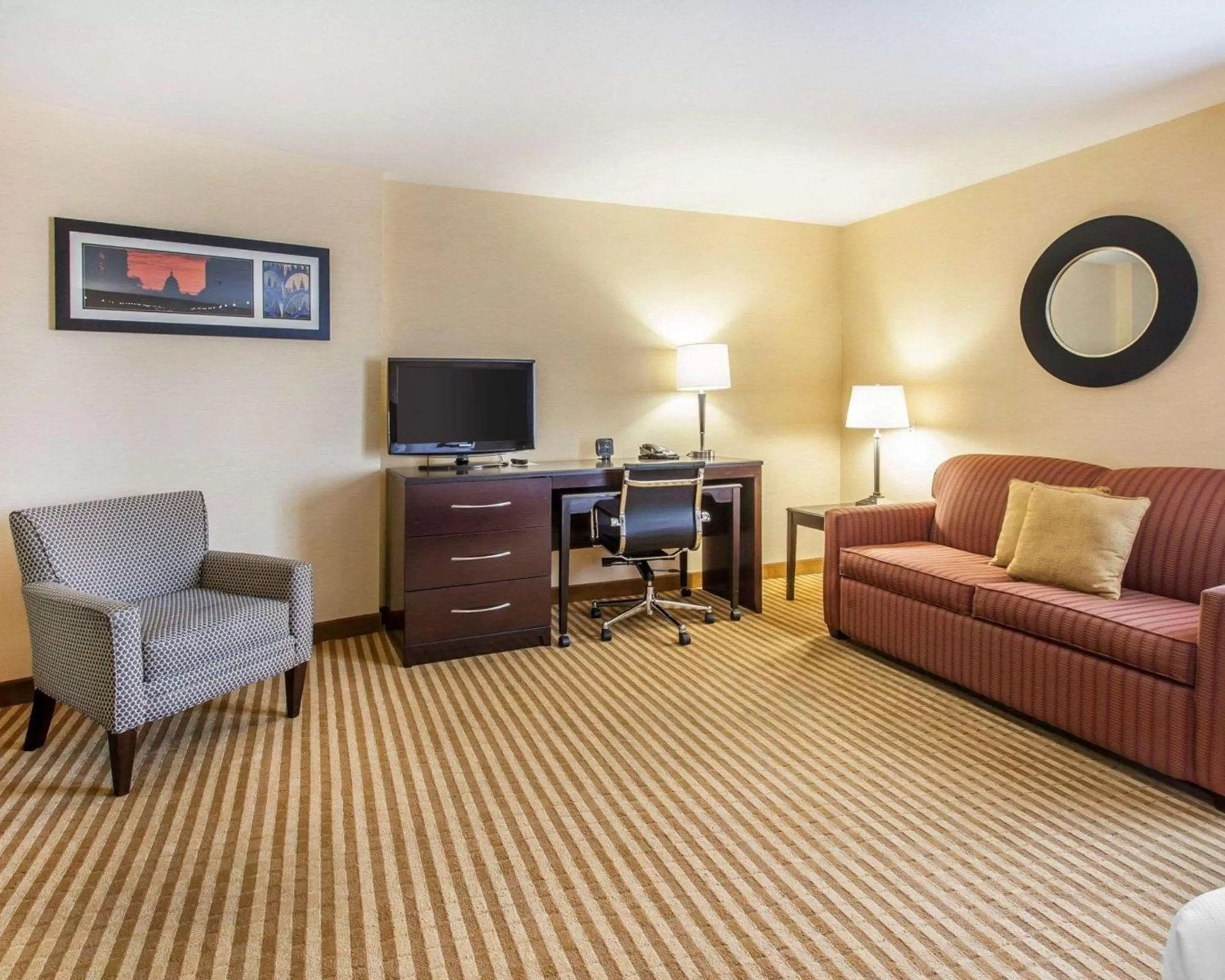 Photo of the whole room in Comfort Suites Wenatchee Gateway
