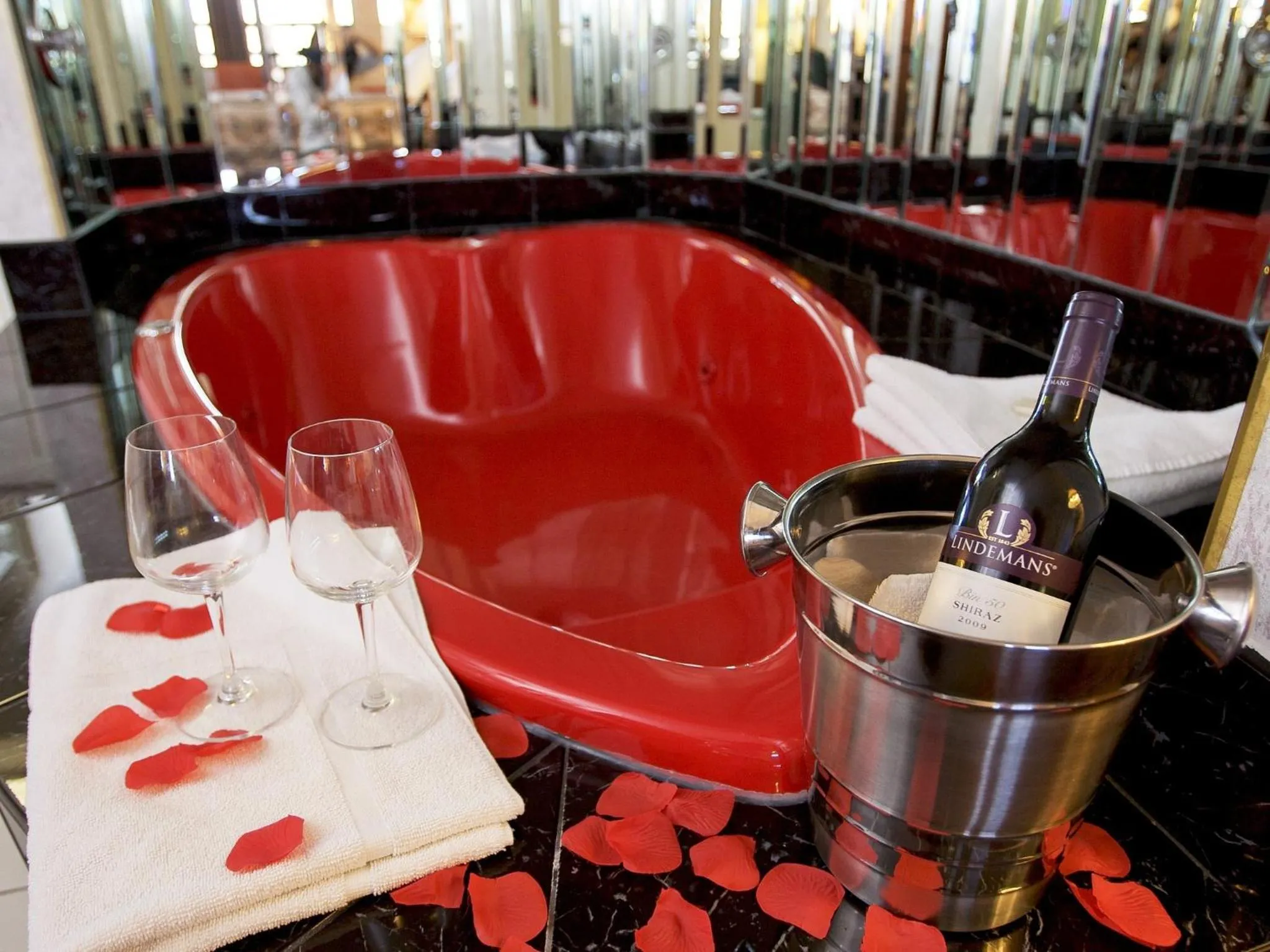 Bathroom in Howard Johnson by Wyndham Niagara Falls