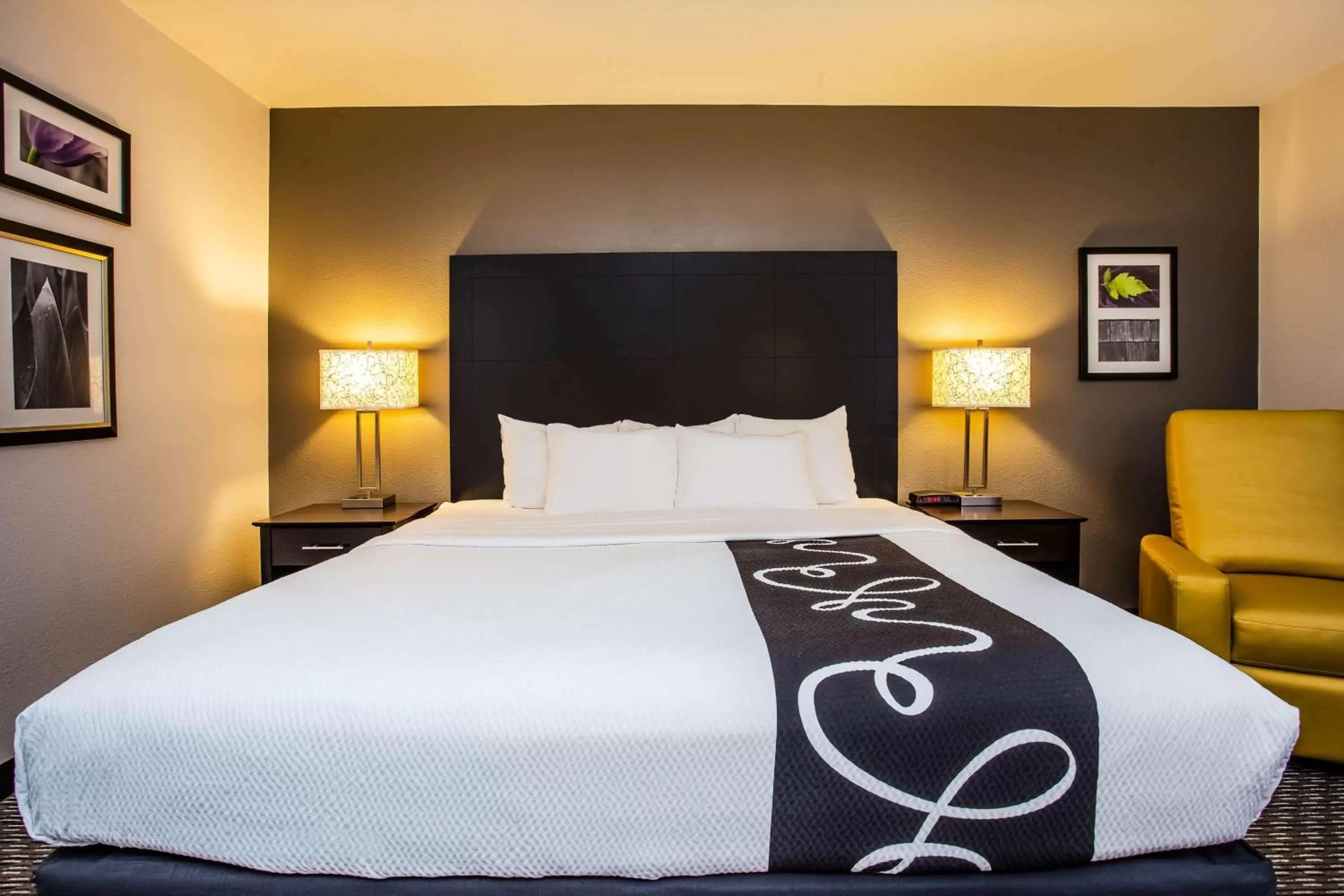 Photo of the whole room, Bed in La Quinta Inn by Wyndham Oshkosh