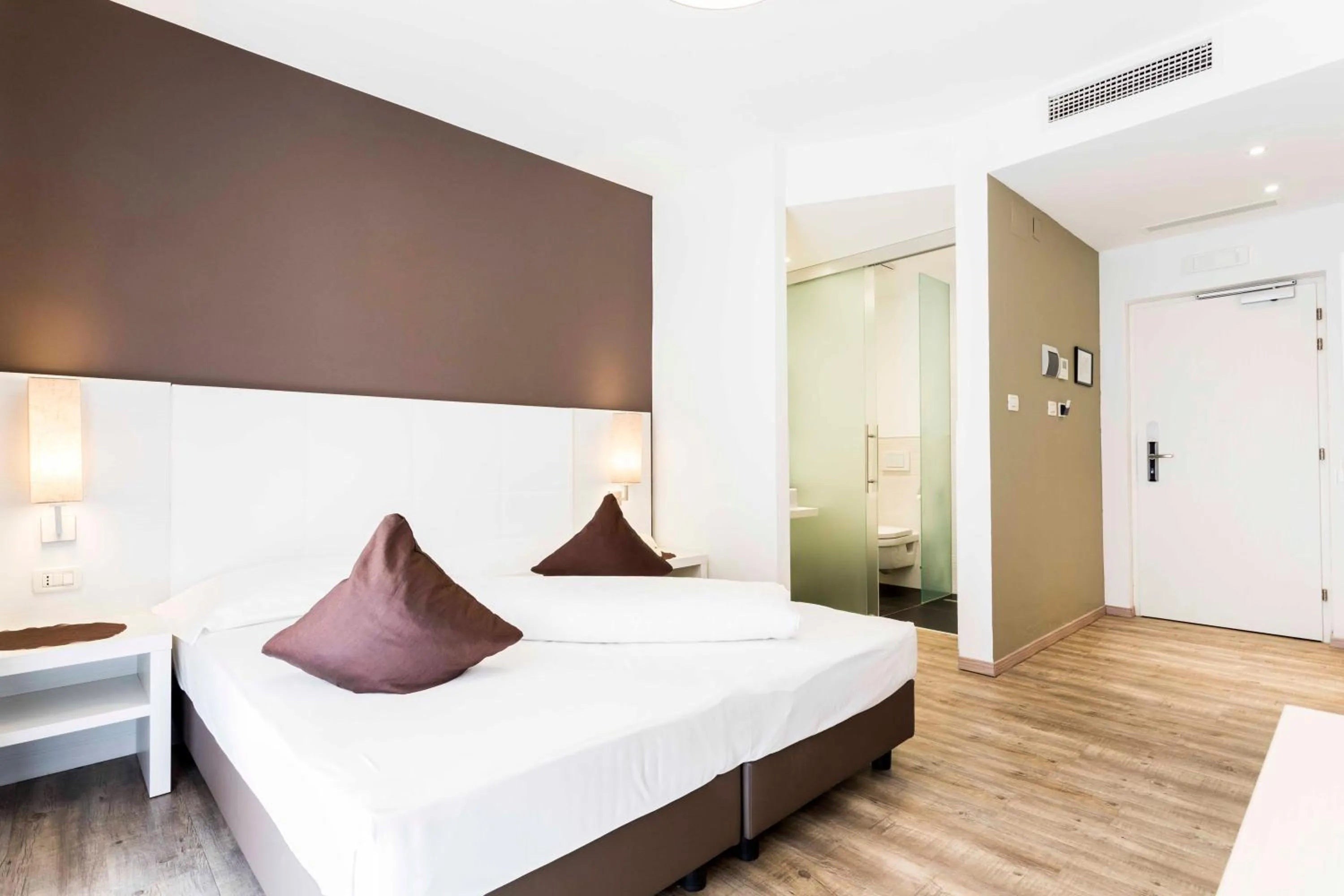 Photo of the whole room, Bed in Business Resort Parkhotel Werth