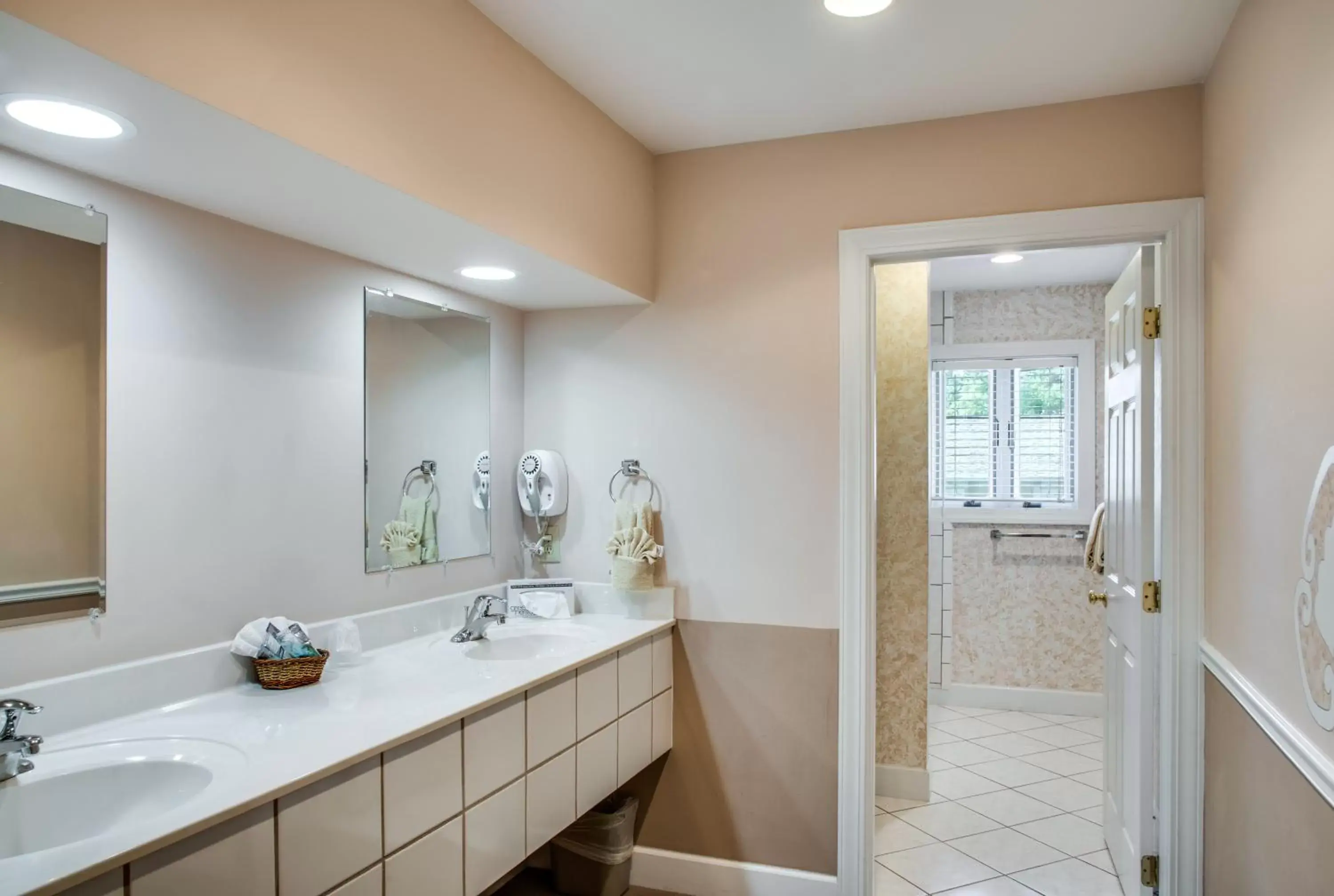 King Suite in Boxwood Lodge Blowing Rock near Boone-University King Suite in Boxwood Lodge Blowing Rock near Boone-University