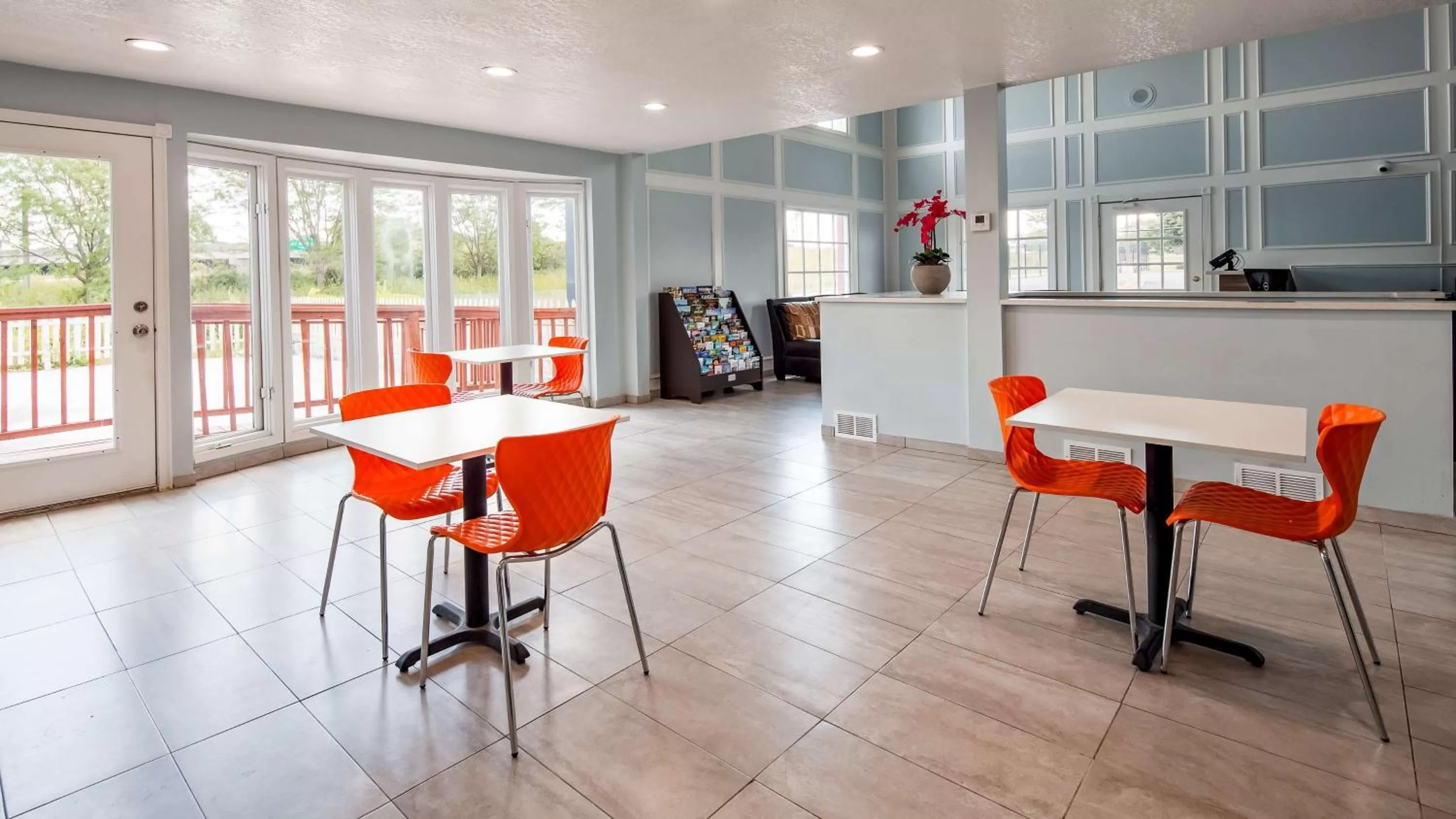 Restaurant/places to eat in SureStay Hotel By Best Western Olathe