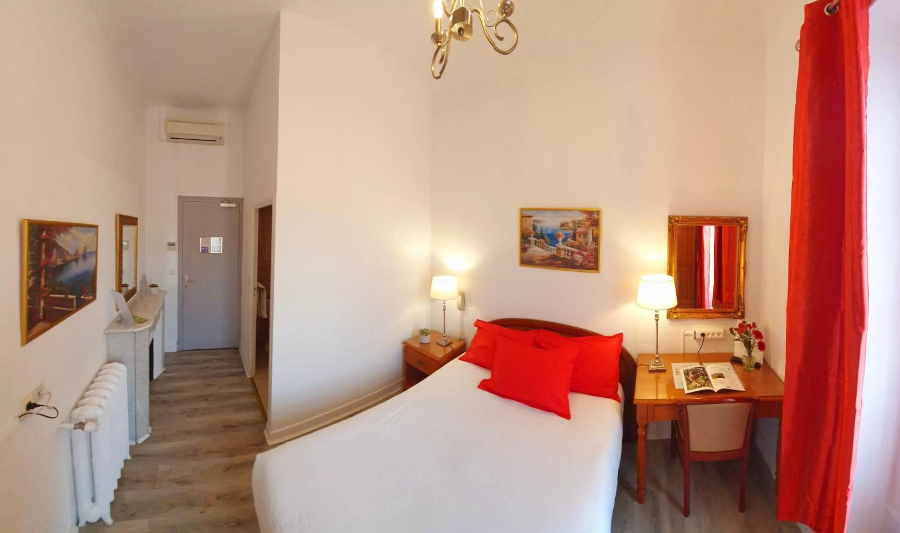 Property building, Bed in Hôtel Richelieu