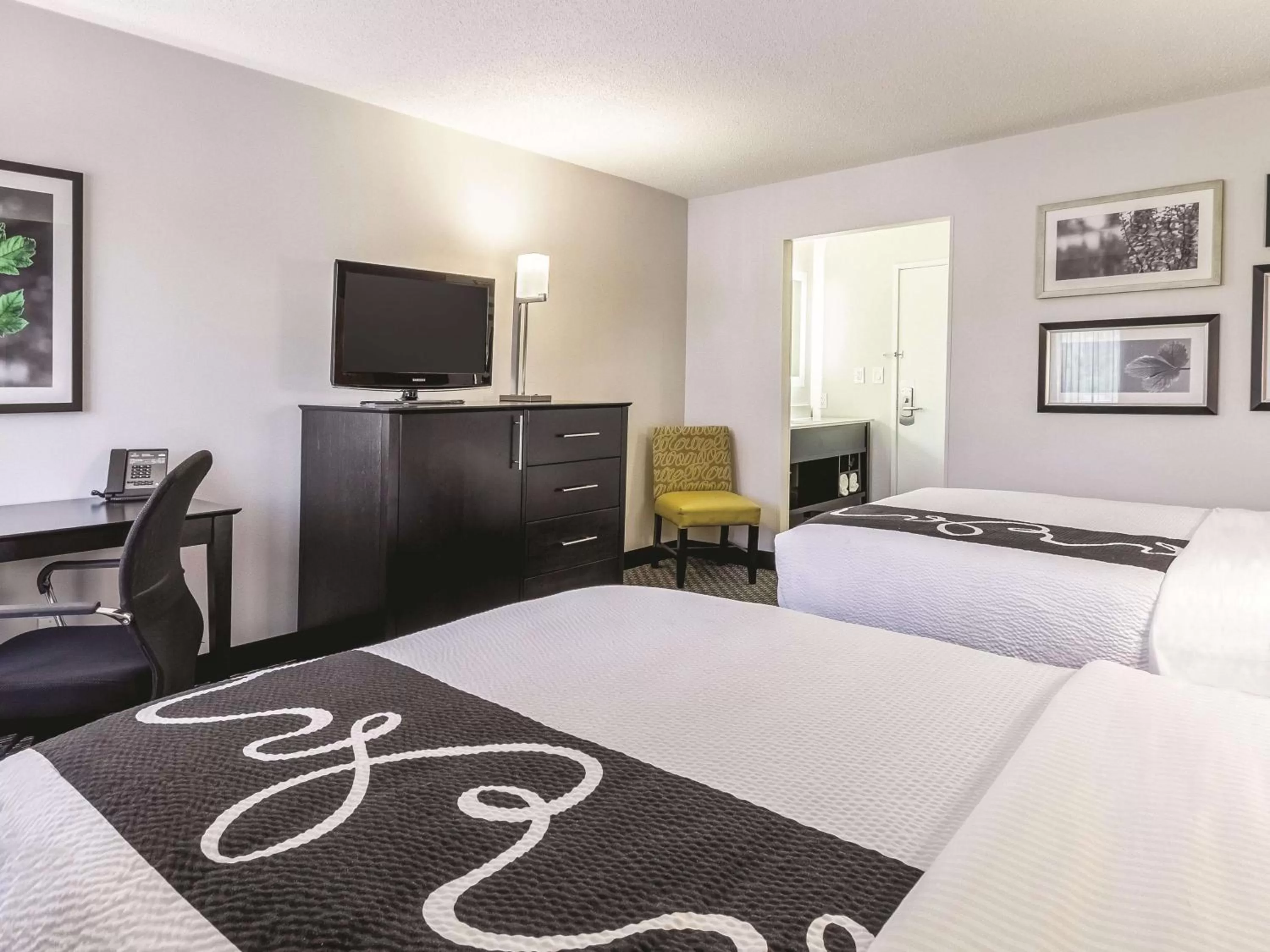 Photo of the whole room, Bed in La Quinta by Wyndham Cleveland - Airport North