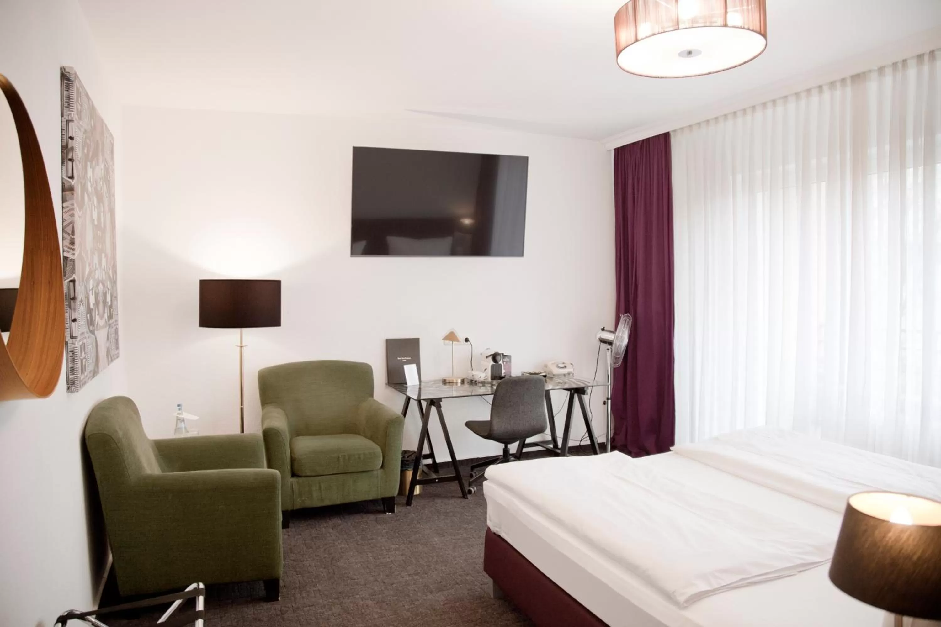 Photo of the whole room, Bed in Les Nations