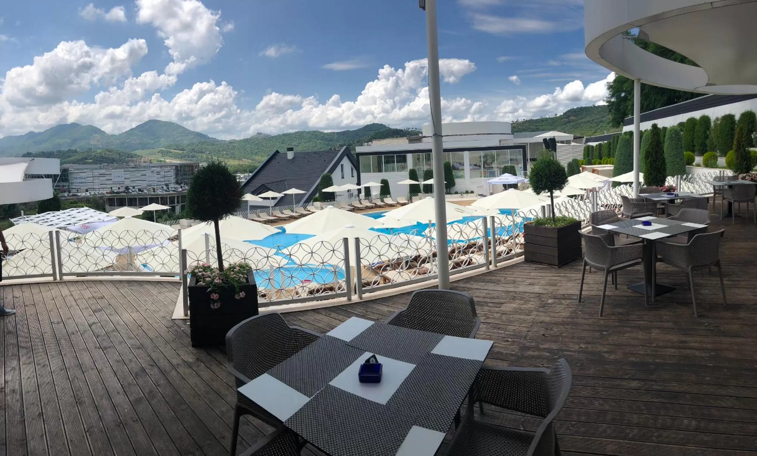 Restaurant/Places to Eat in Mai Tai Resort