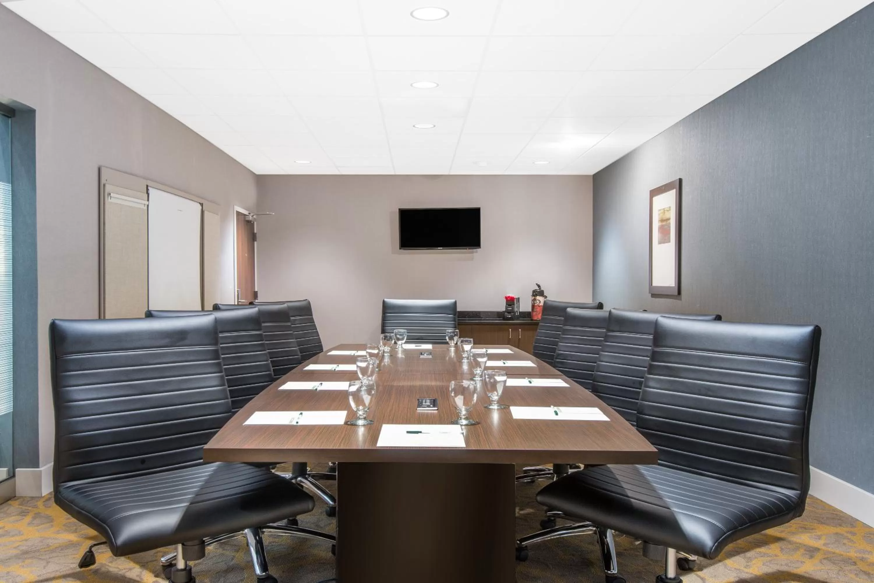 Seating area in Wingate by Wyndham Niagara Falls