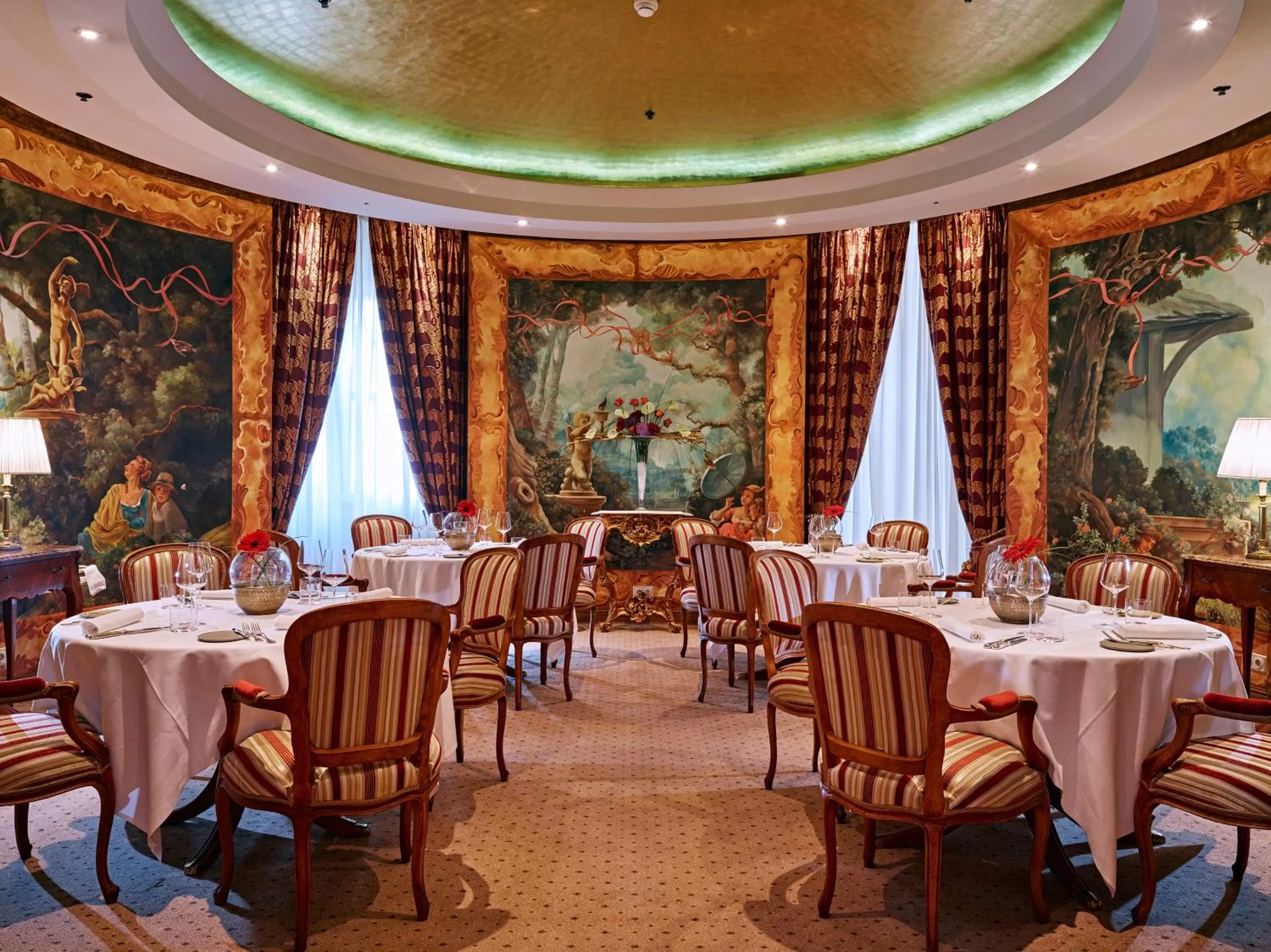 Restaurant/places to eat in Grand Hotel Wien