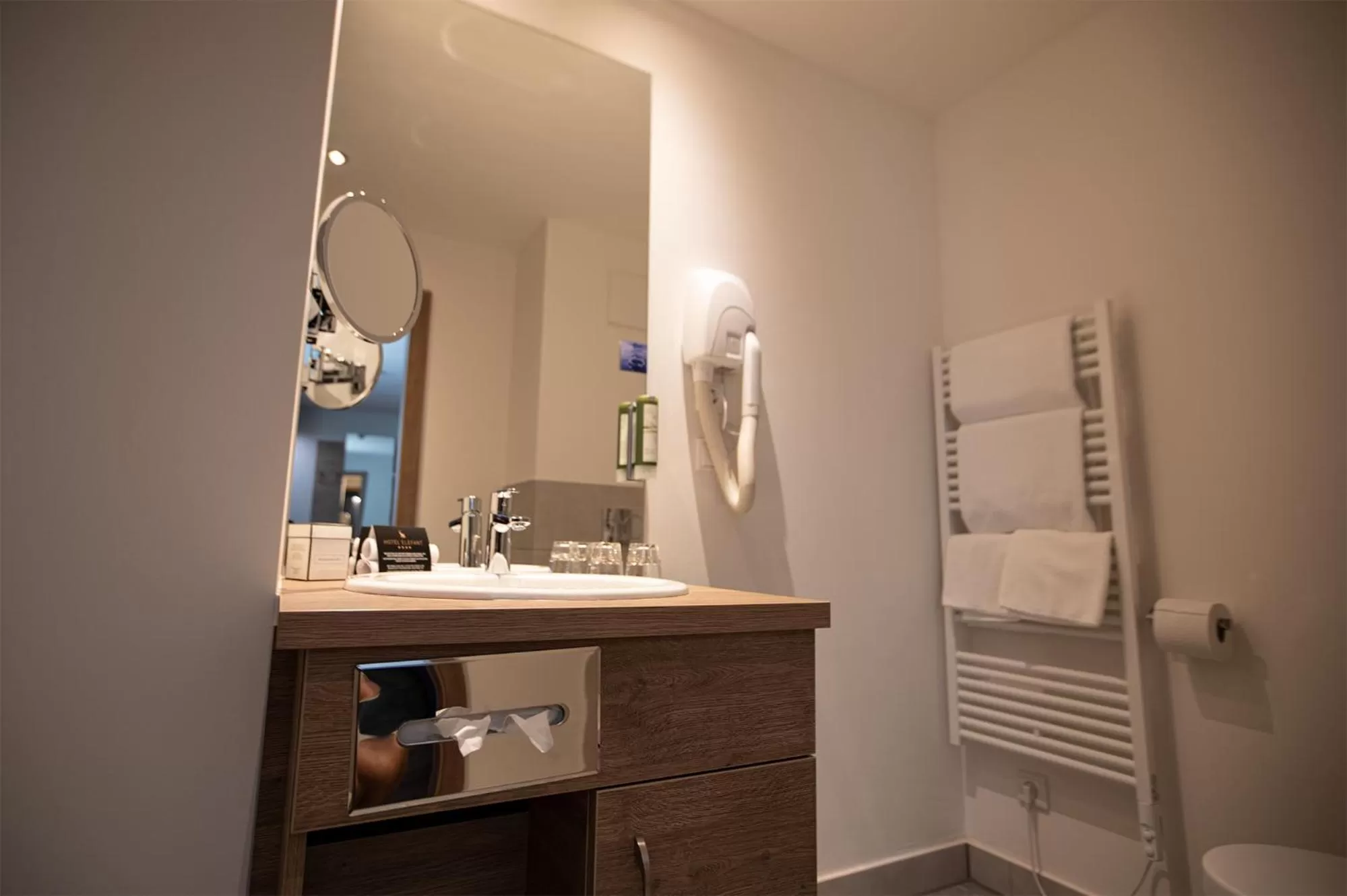 Bathroom in Hotel Elefant Family Business