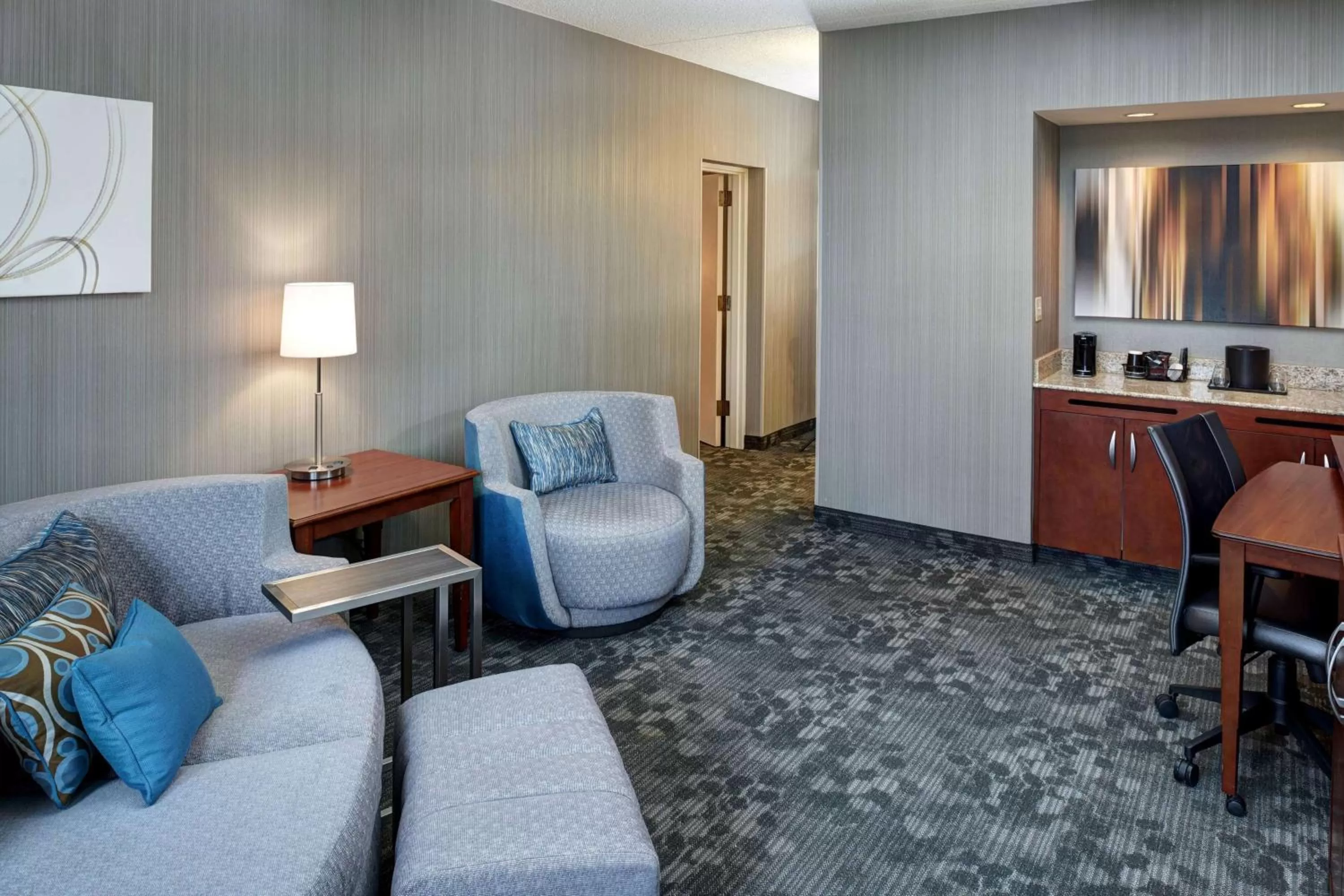 Living room in Sonesta Select Milwaukee Brookfield