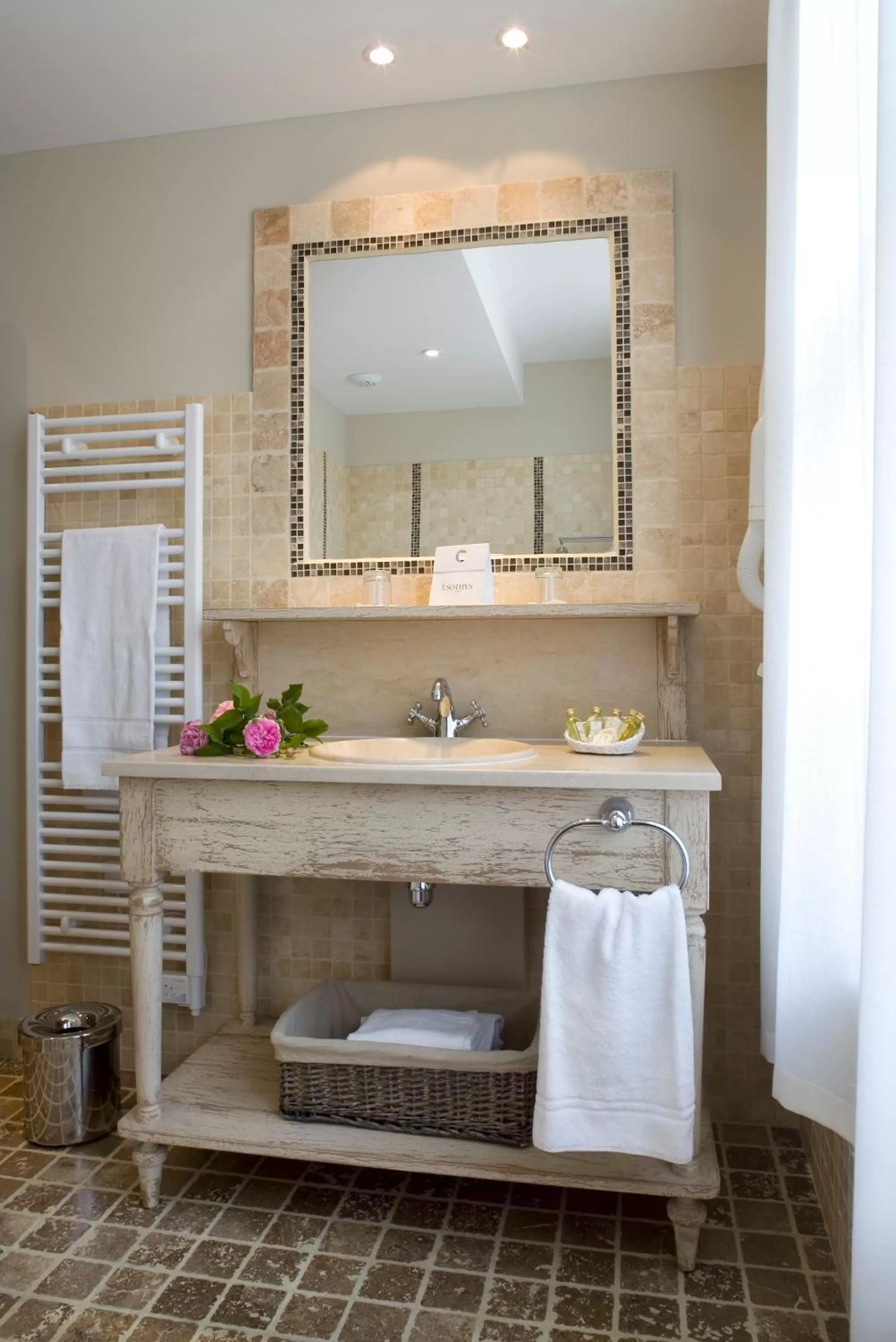 Bathroom in Hôtel Aux Vieux Remparts