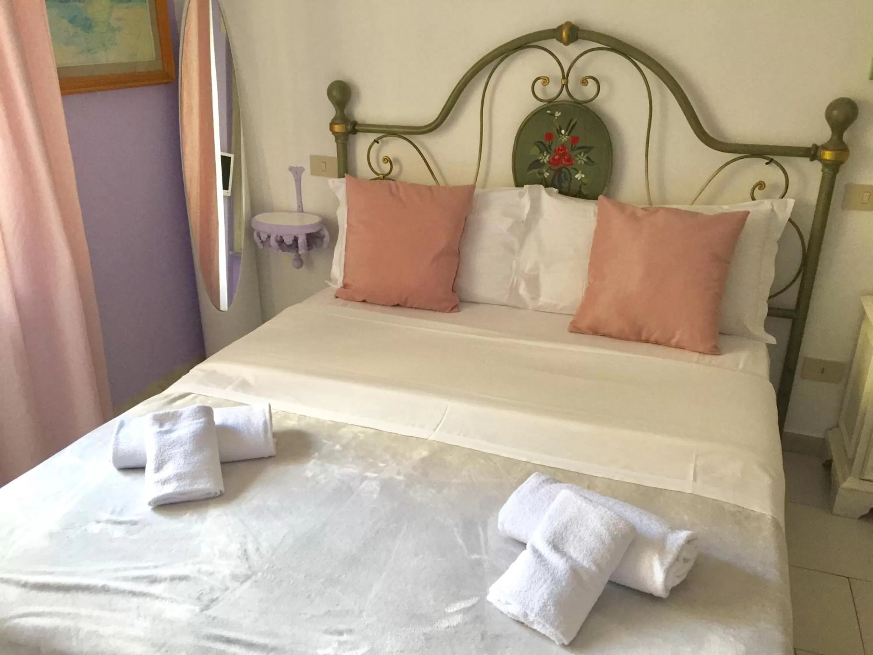 Bedroom, Bed in 6 Keys