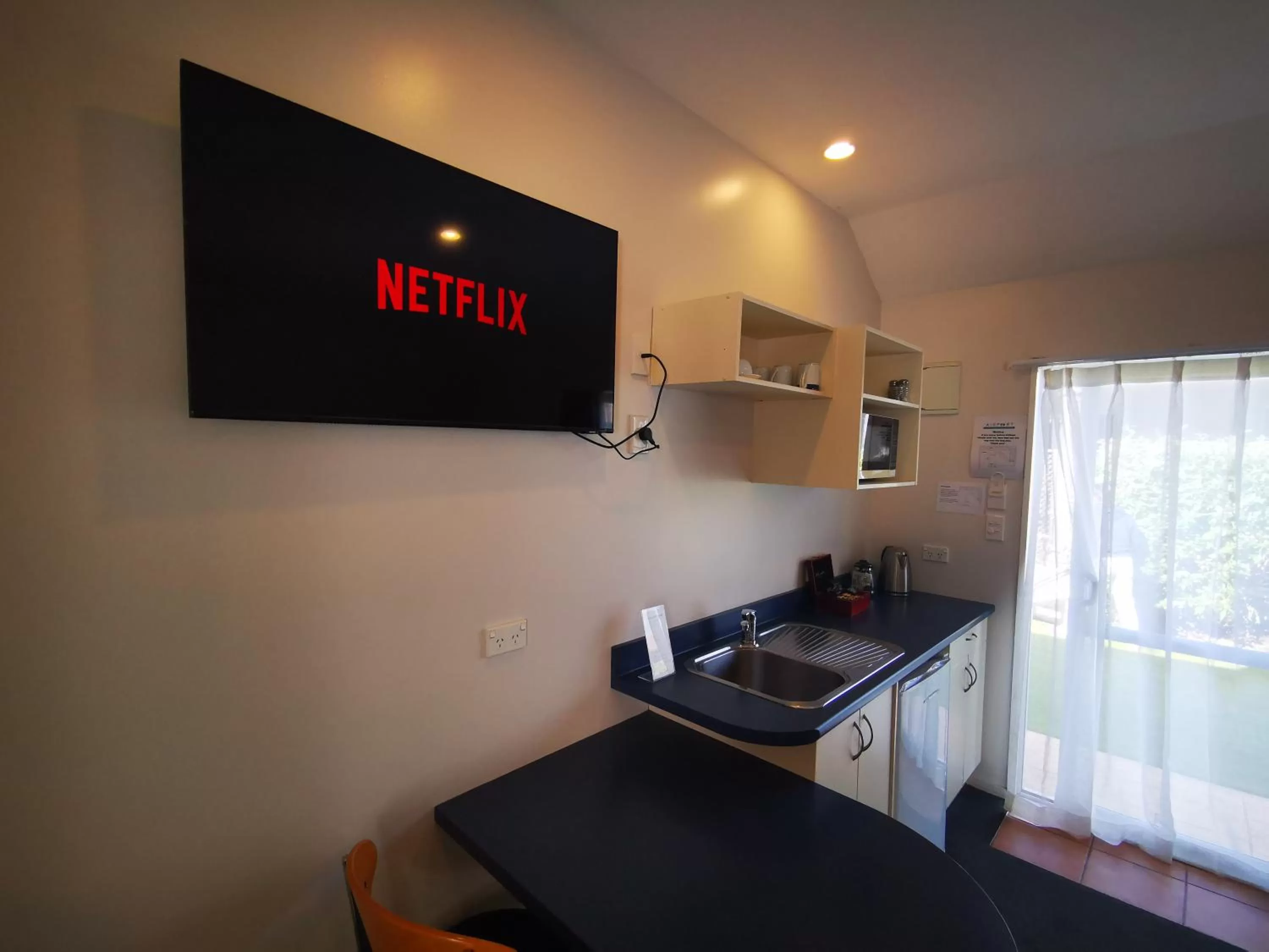 Communal lounge/ TV room in Airport Birches Motel