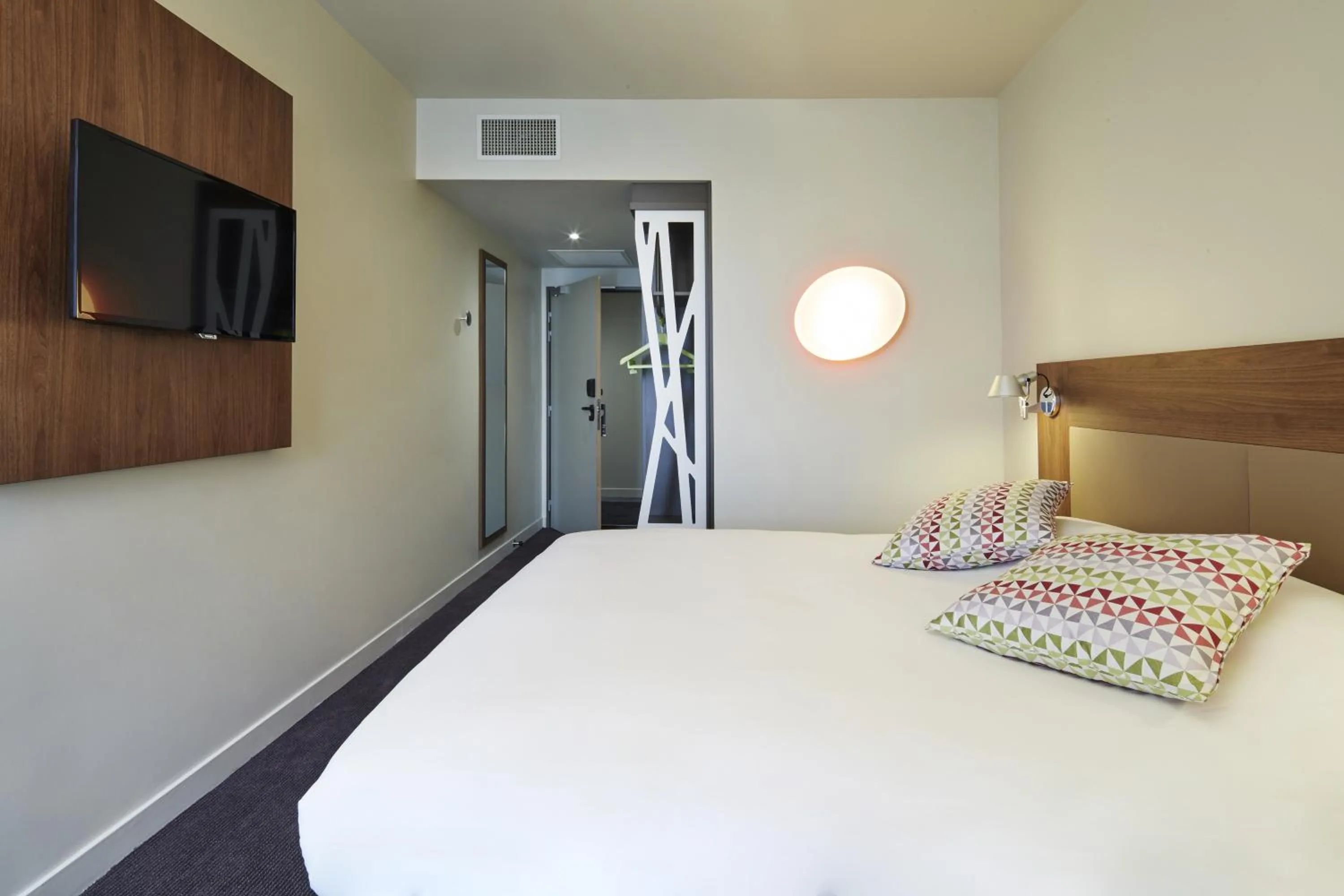 Bedroom, Bed in Campanile PRIME - Paris Saclay