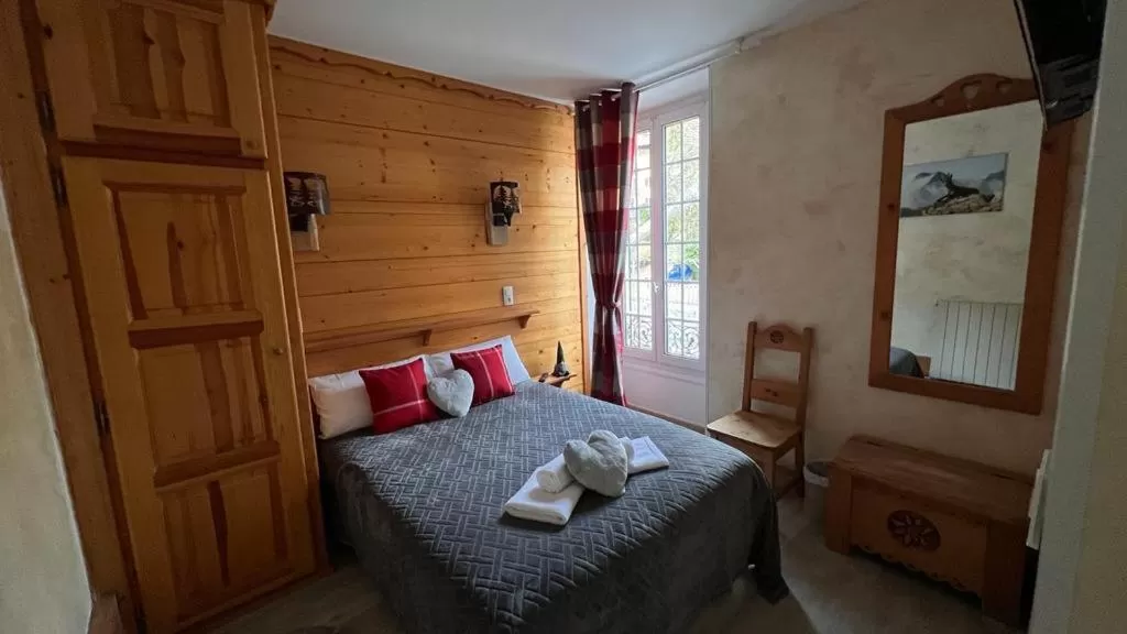 Bed in Hotel La Bonne Auberge