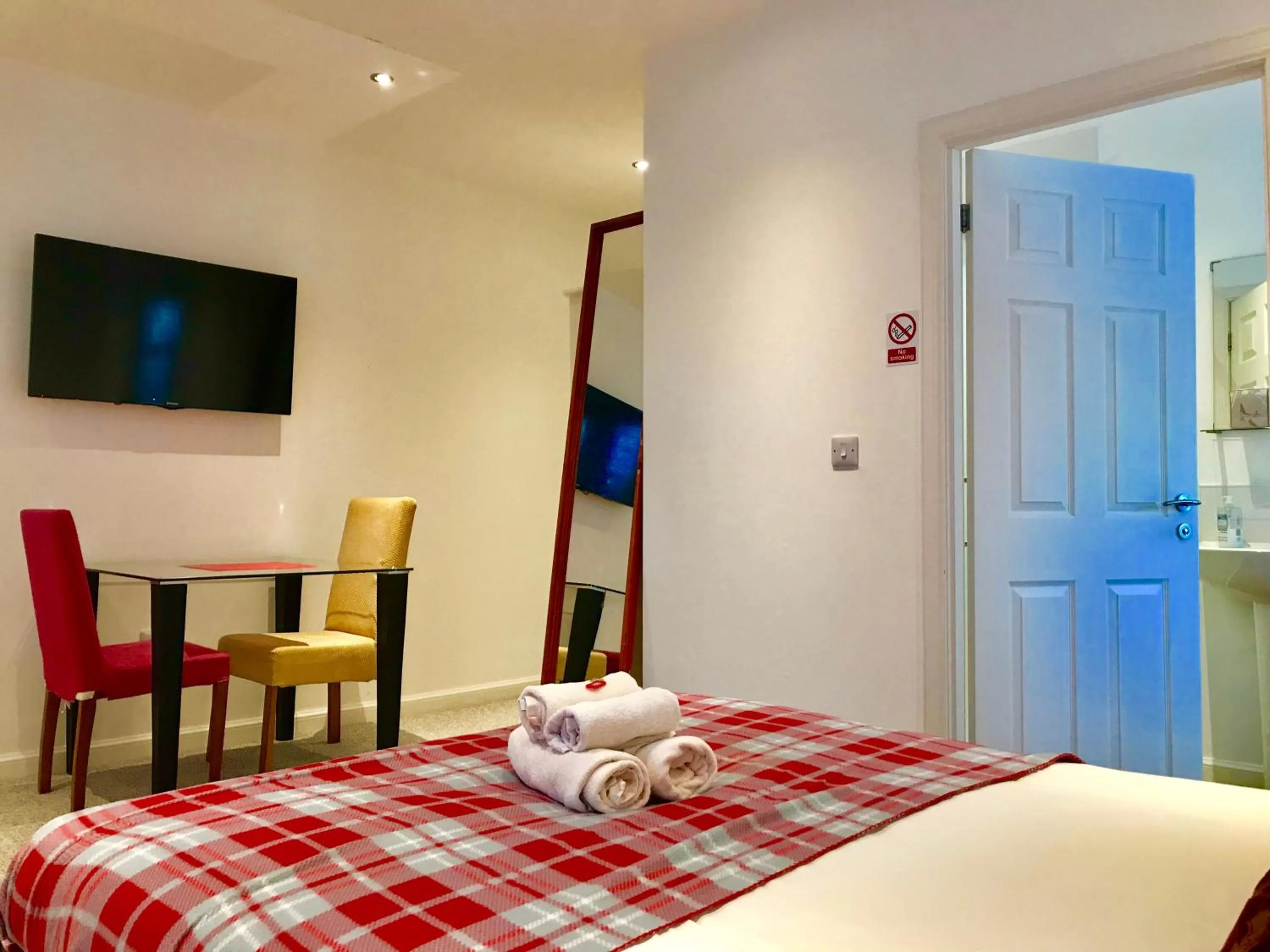 Bedroom, Bed in Drumdevan Country House, Inverness