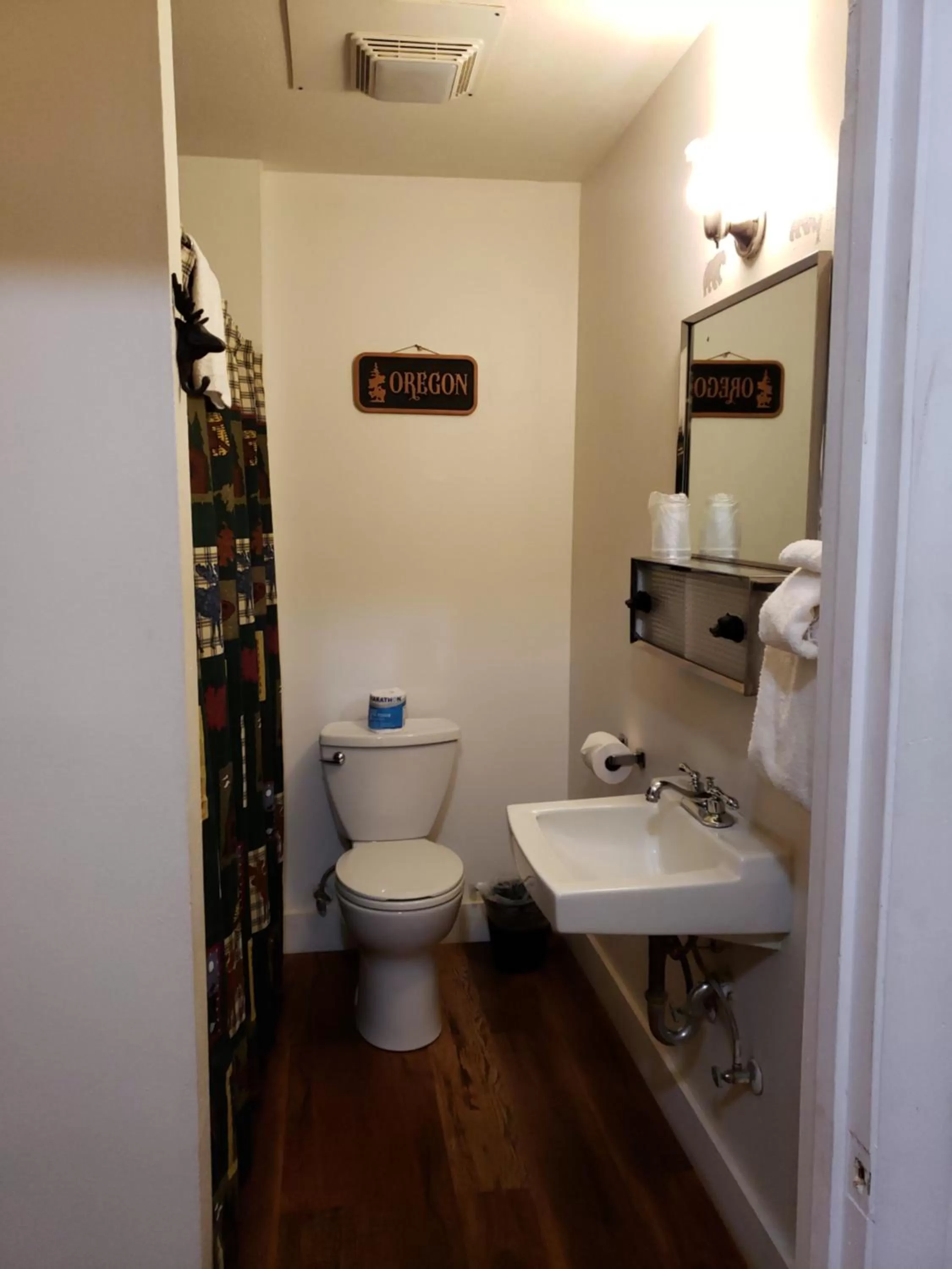 Toilet, Bathroom in CRESCENT MOON MOTEL