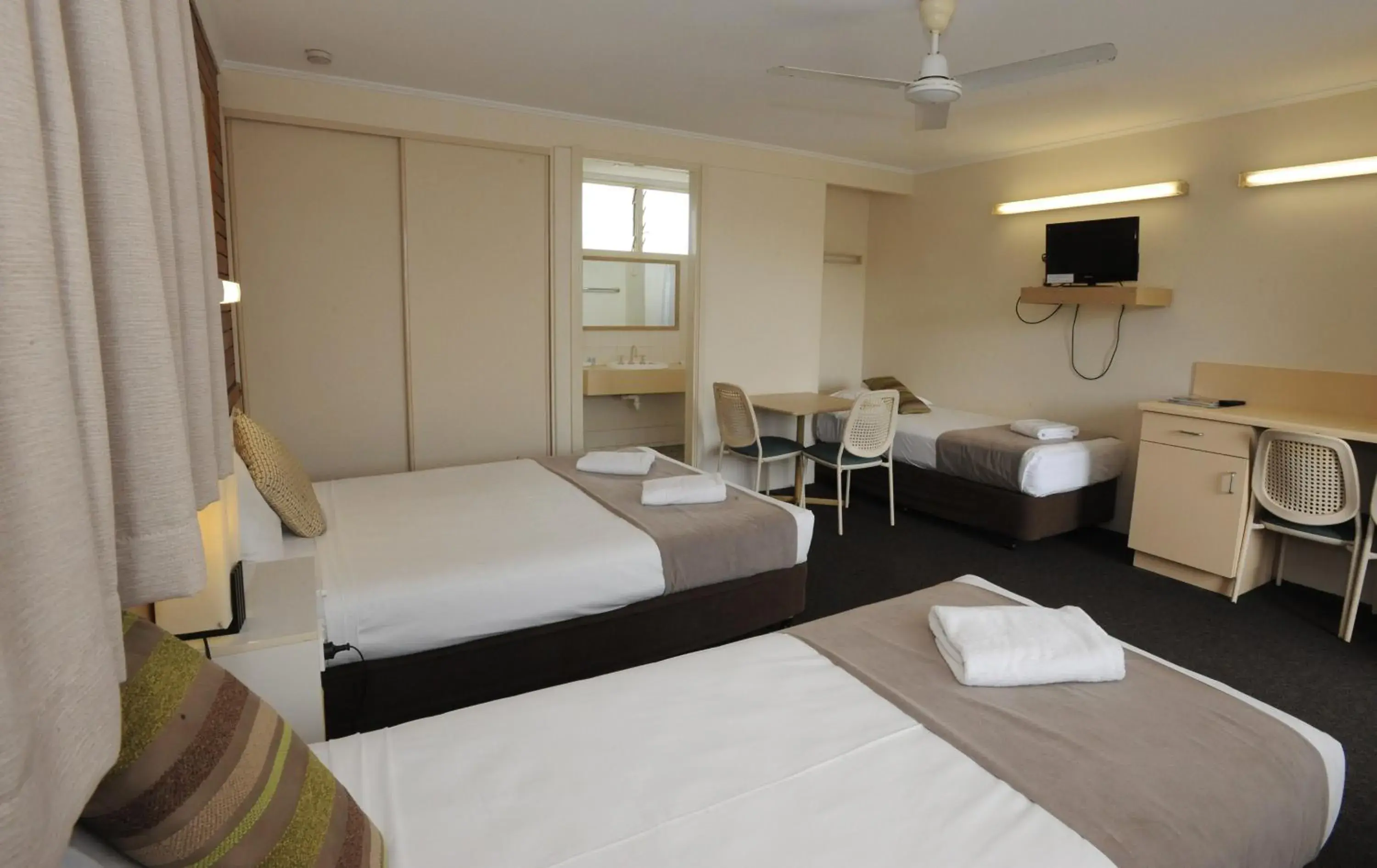 Budget Family Room - Not pet friendly in Shoredrive Motel Budget Family Room - Not pet friendly in Shoredrive Motel