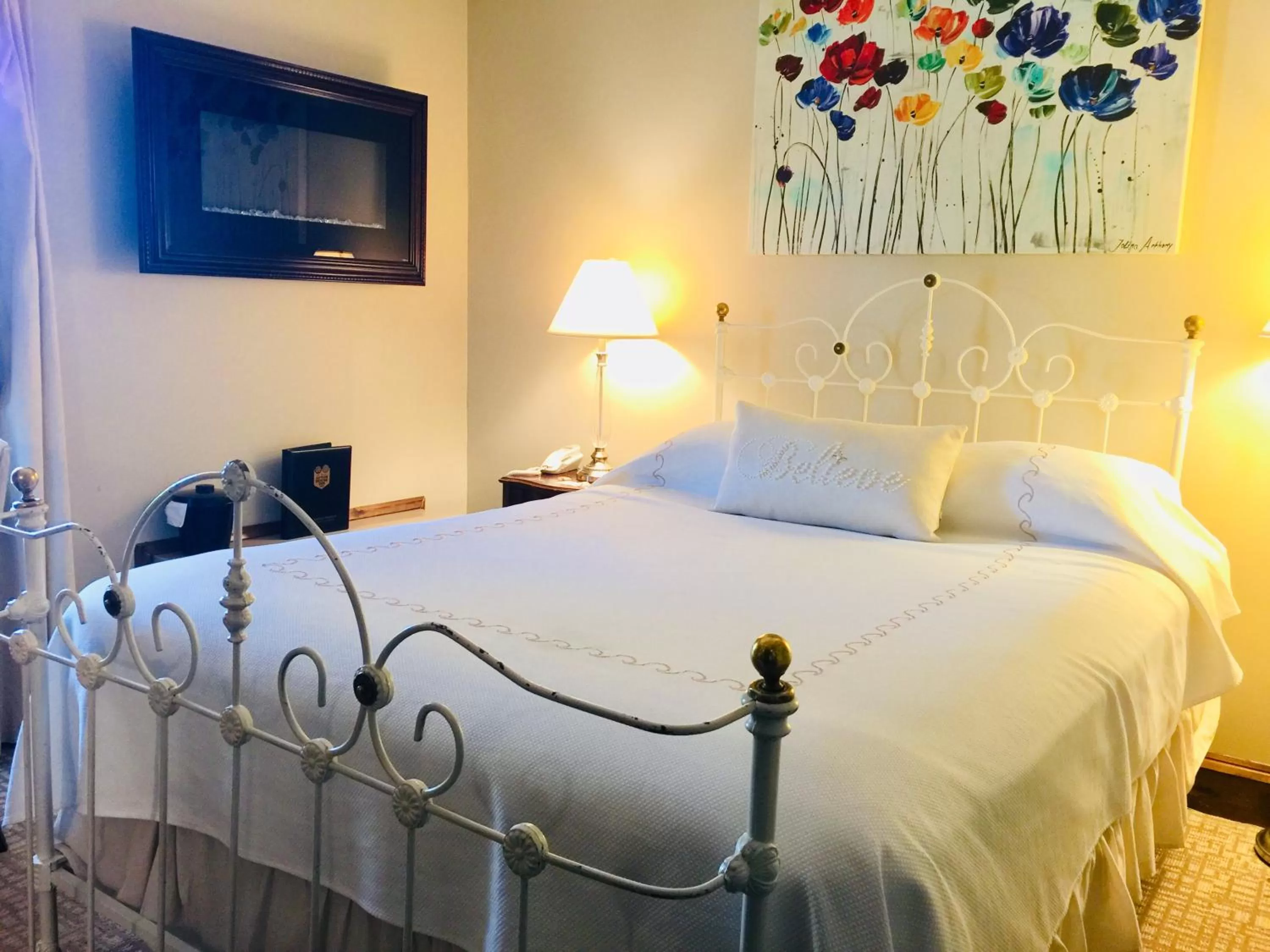 Bed in Afton House Inn