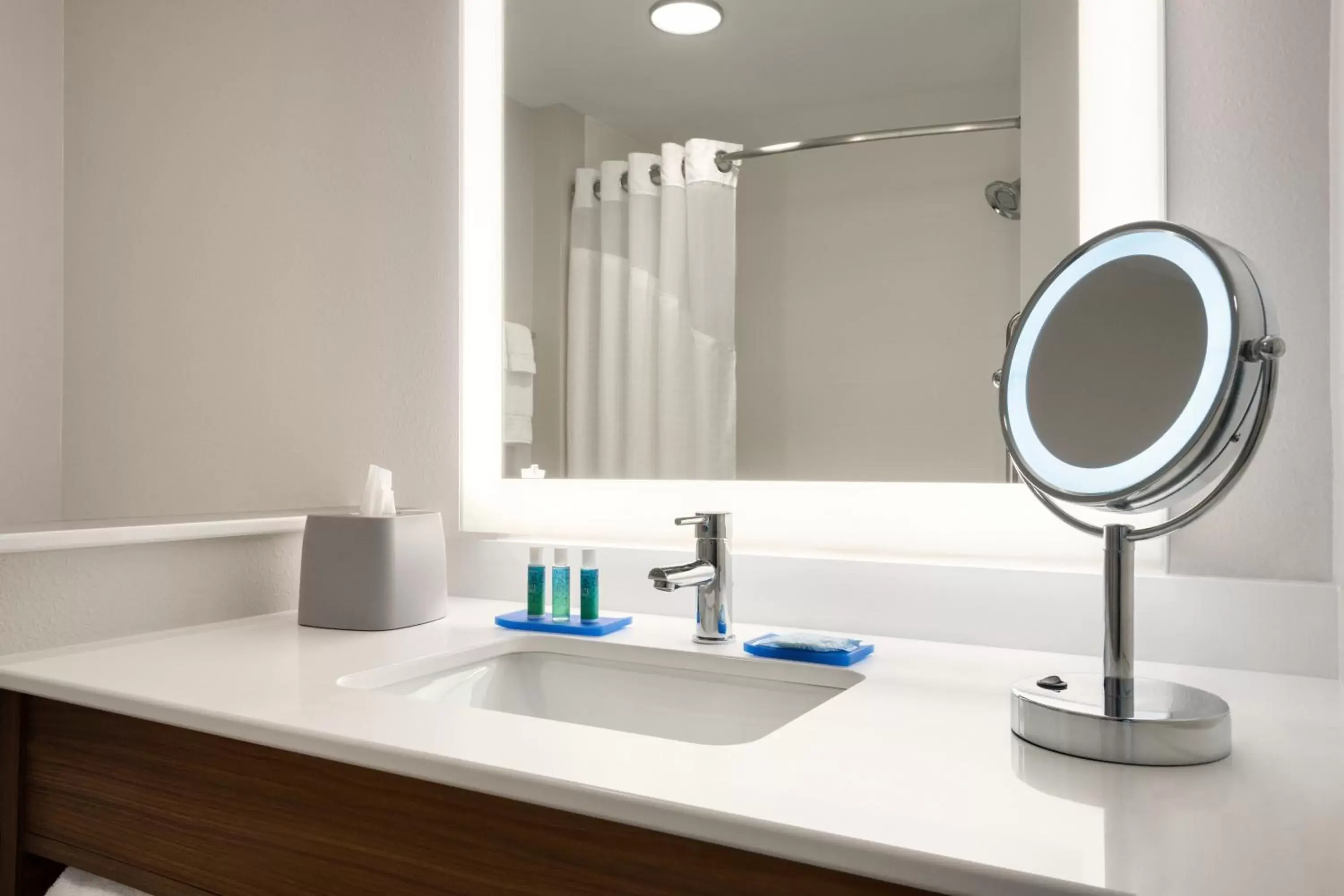 Standard King Room in Holiday Inn Express & Suites - West Des Moines - Jordan Creek by IHG Standard King Room in Holiday Inn Express & Suites - West Des Moines - Jordan Creek by IHG