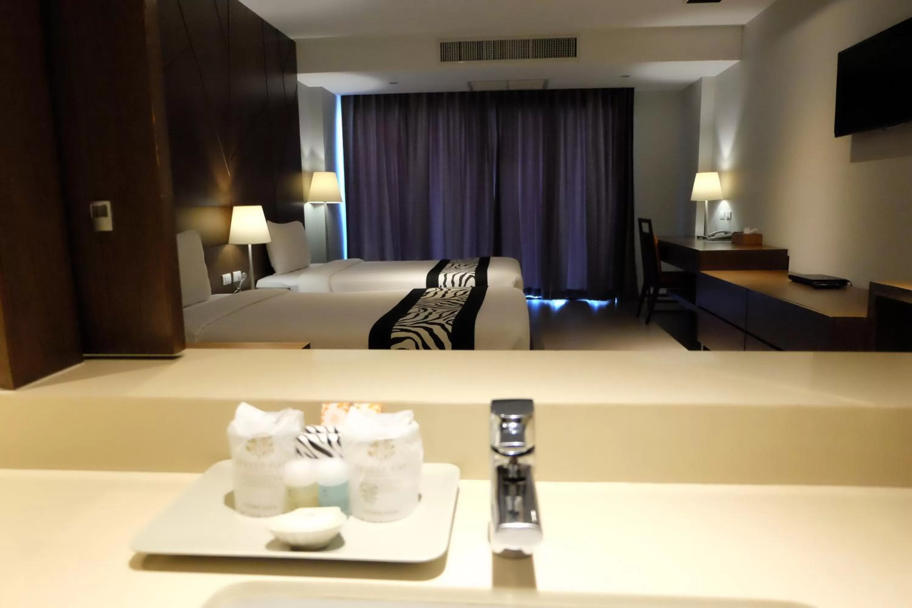 Bathroom, Bed in Season Five Hotel