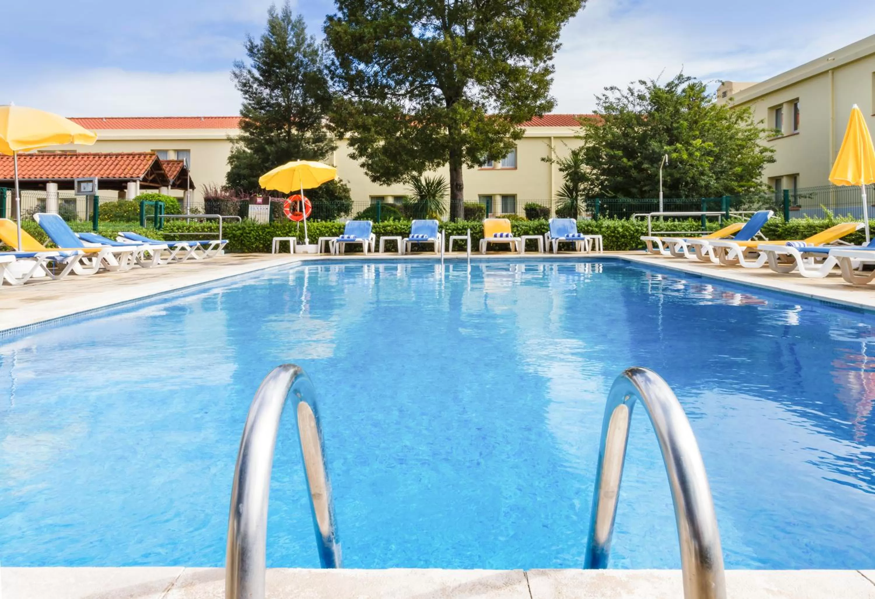 Swimming pool in Hotel ibis Setubal