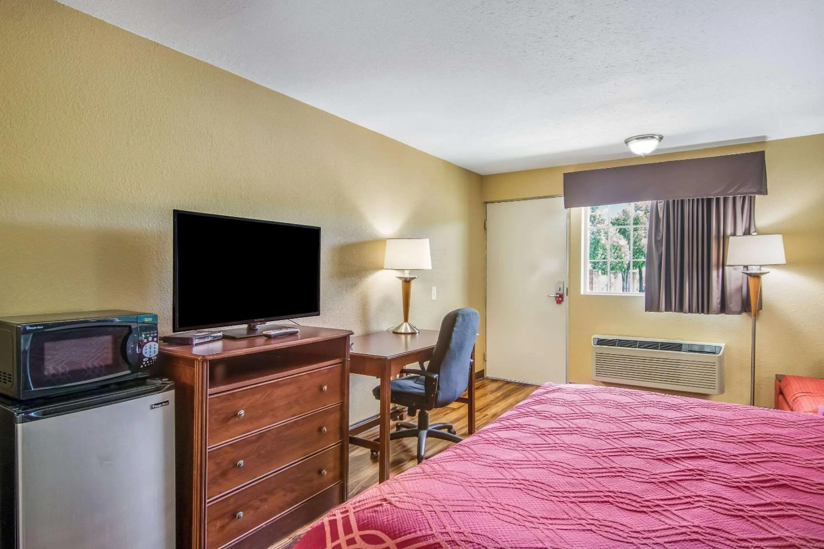 Photo of the whole room in Econo Lodge Hotel Bradford