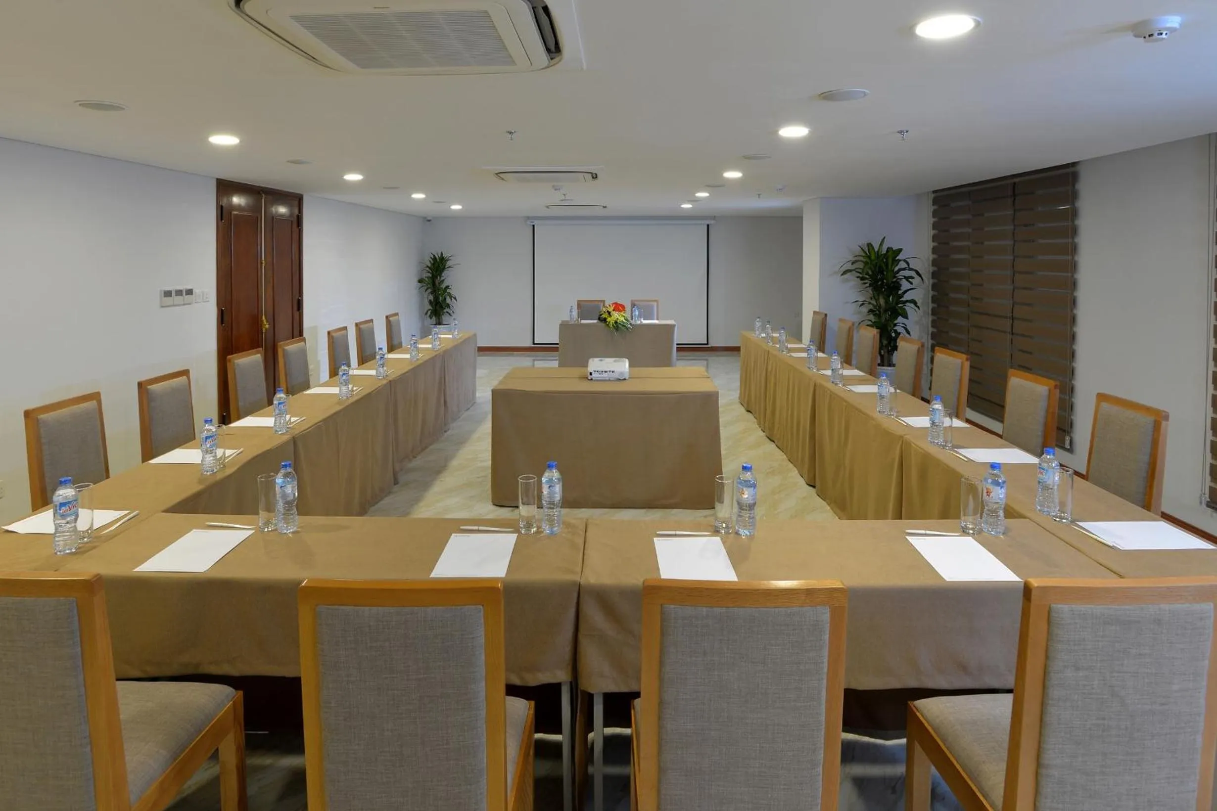 Business facilities in London Hanoi Hotel