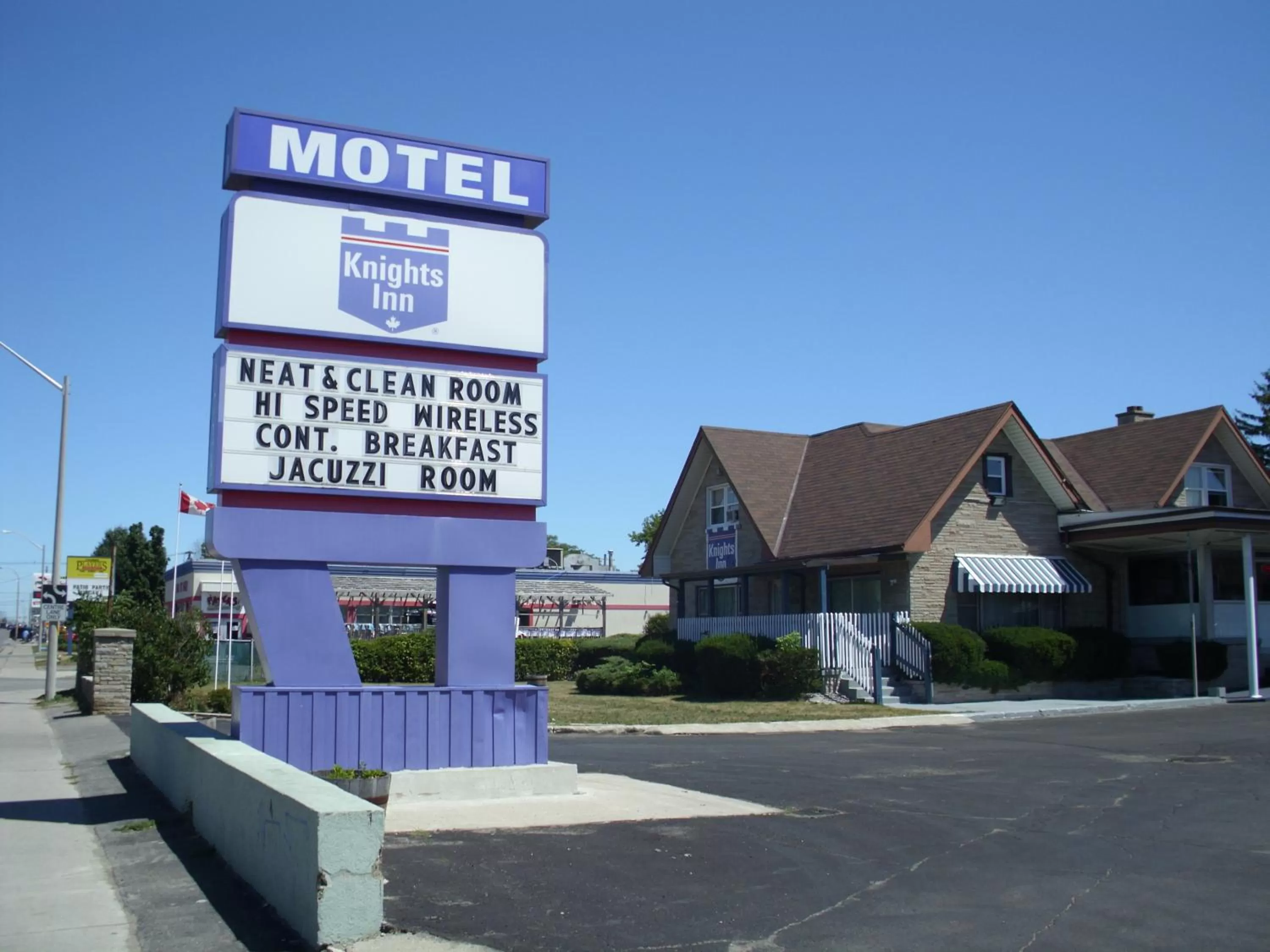 Facade/entrance in Knights Inn London Ontario