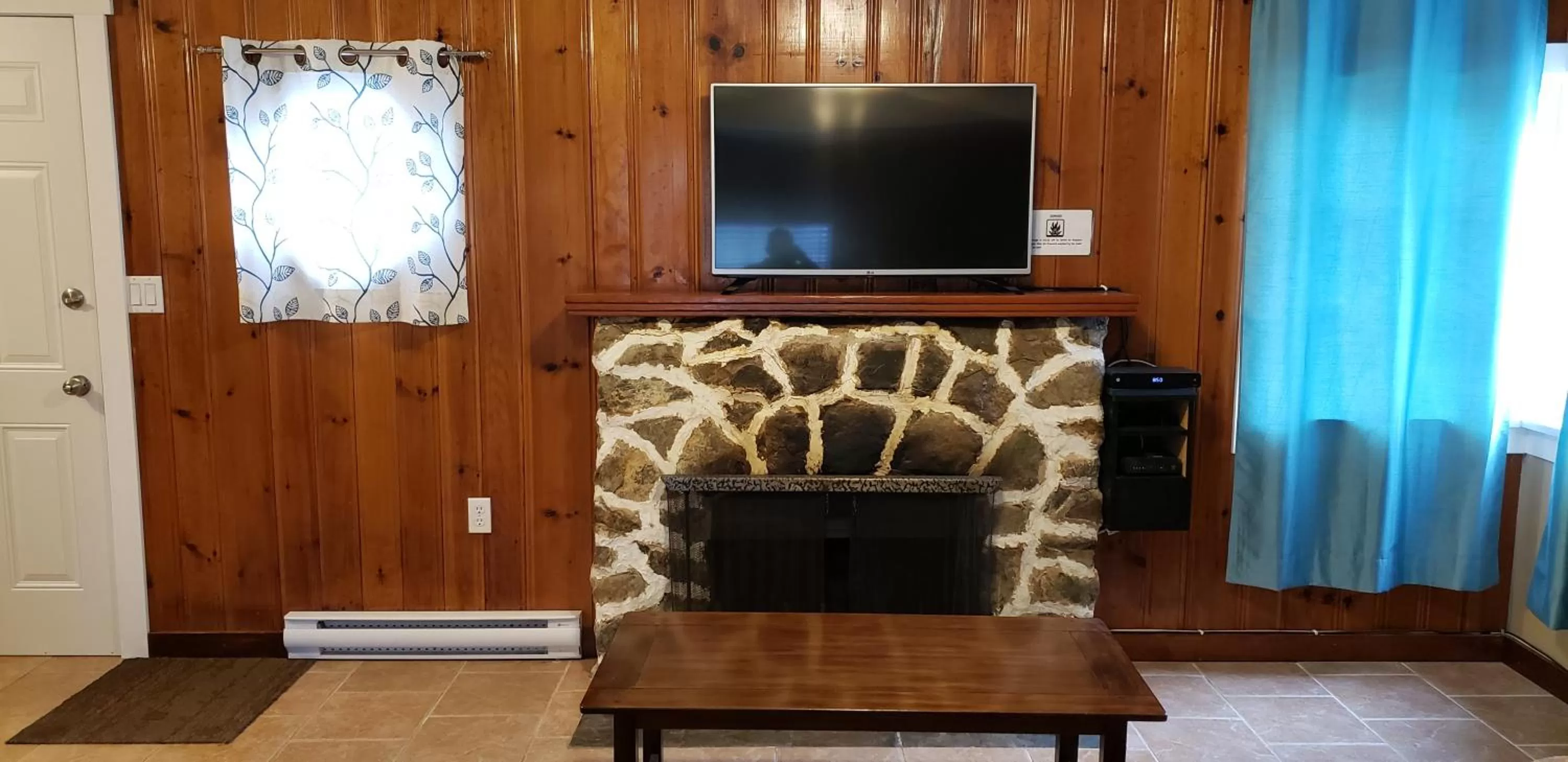 TV and multimedia, TV/Entertainment Center in Malahat Bungalows Motel