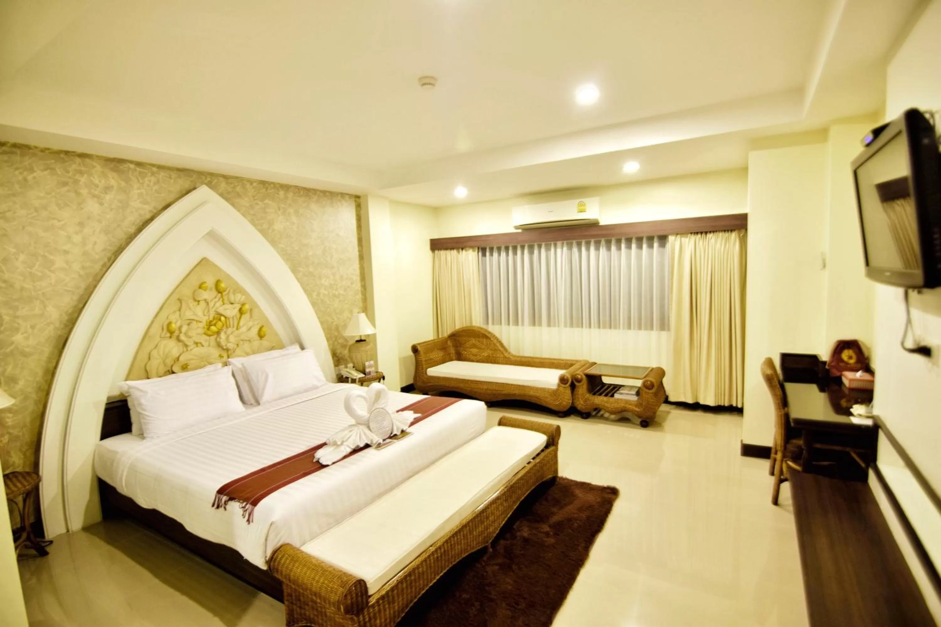Photo of the whole room, Bed in Phanomrungpuri Hotel Buriram
