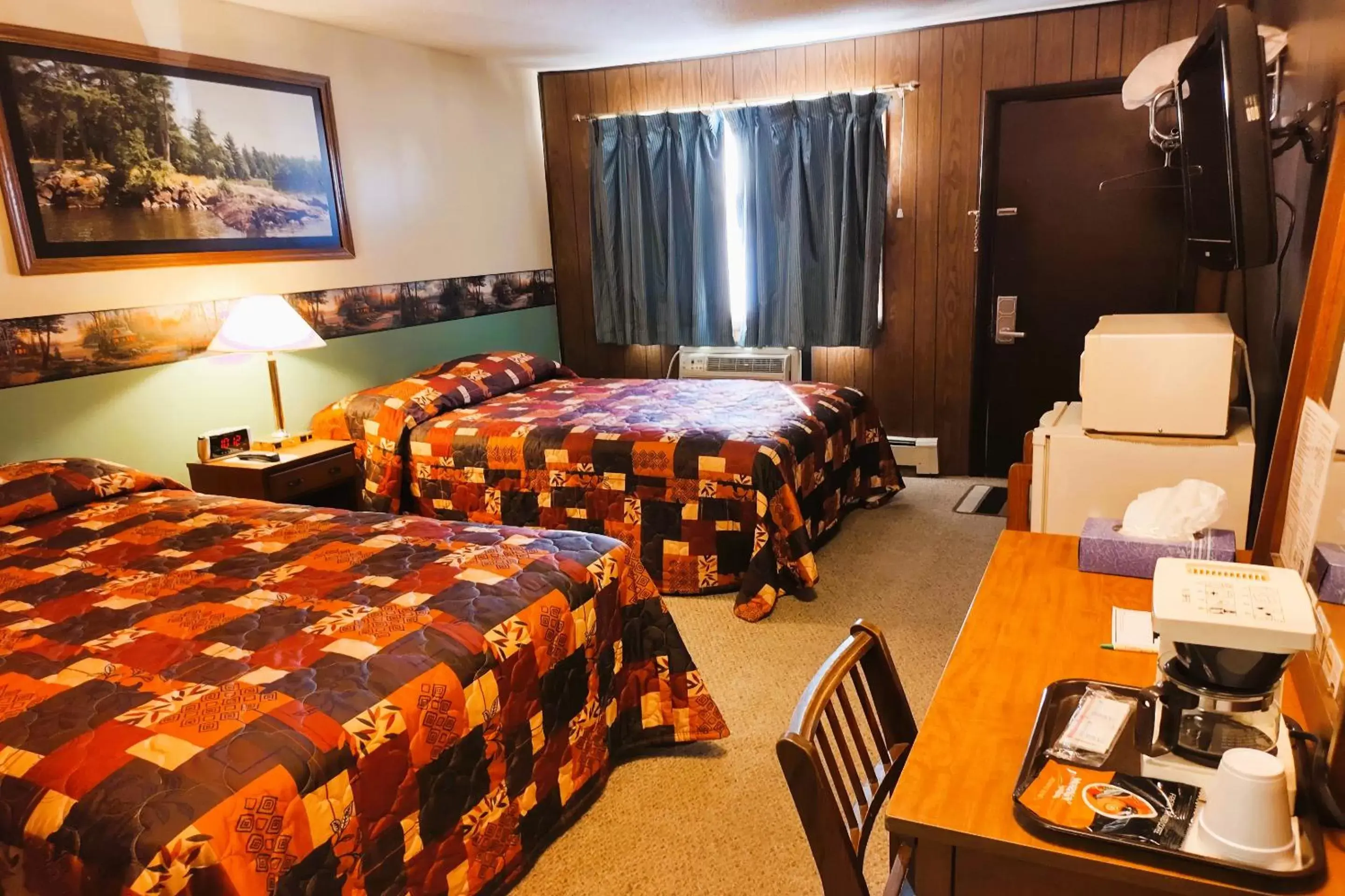 2 Full Beds with 1 Twin Bed in Love Hotels Voyageur by OYO at International Falls MN 2 Full Beds with 1 Twin Bed in Love Hotels Voyageur by OYO at International Falls MN