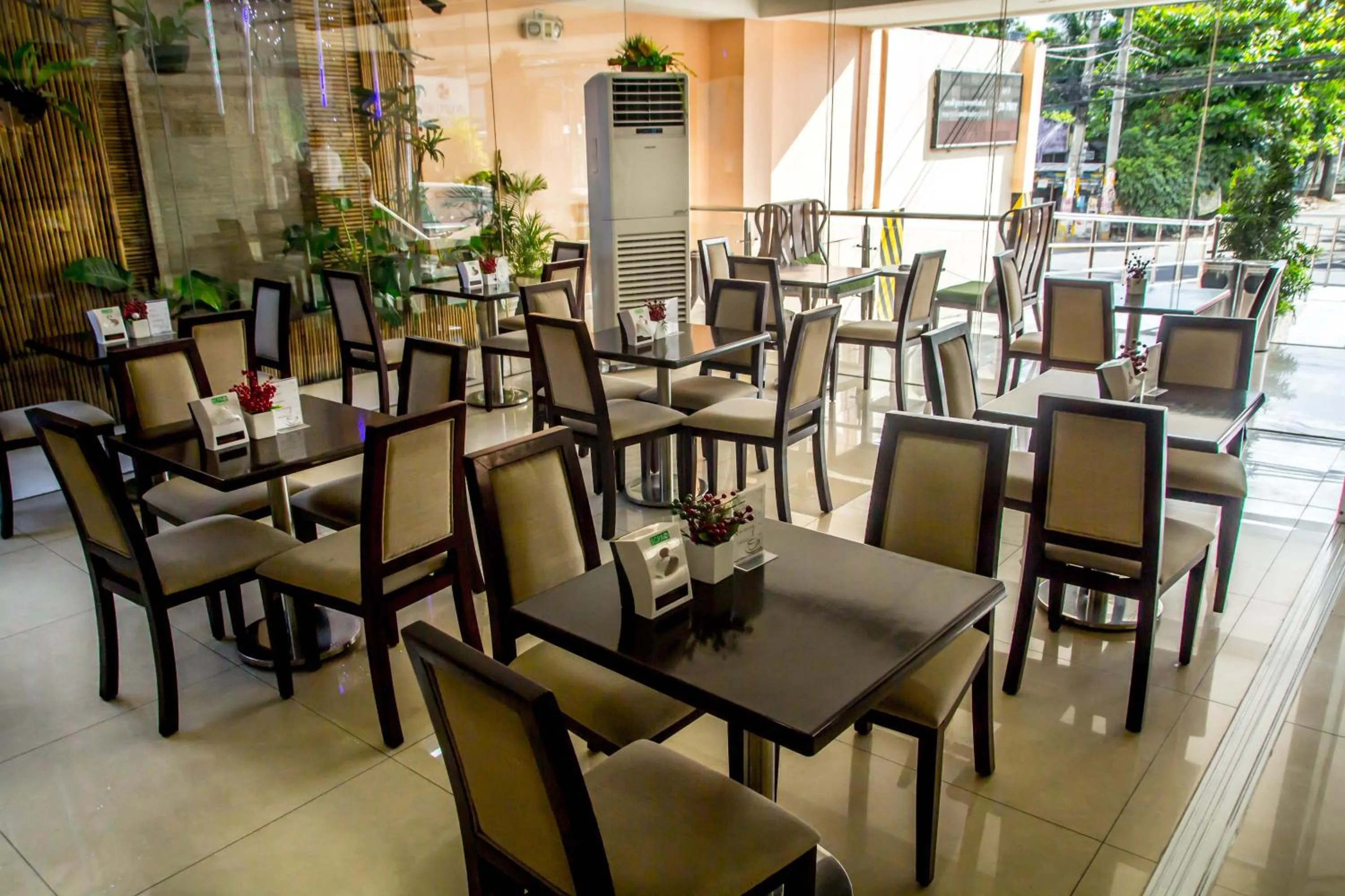 Restaurant/places to eat in Canberry Hotel