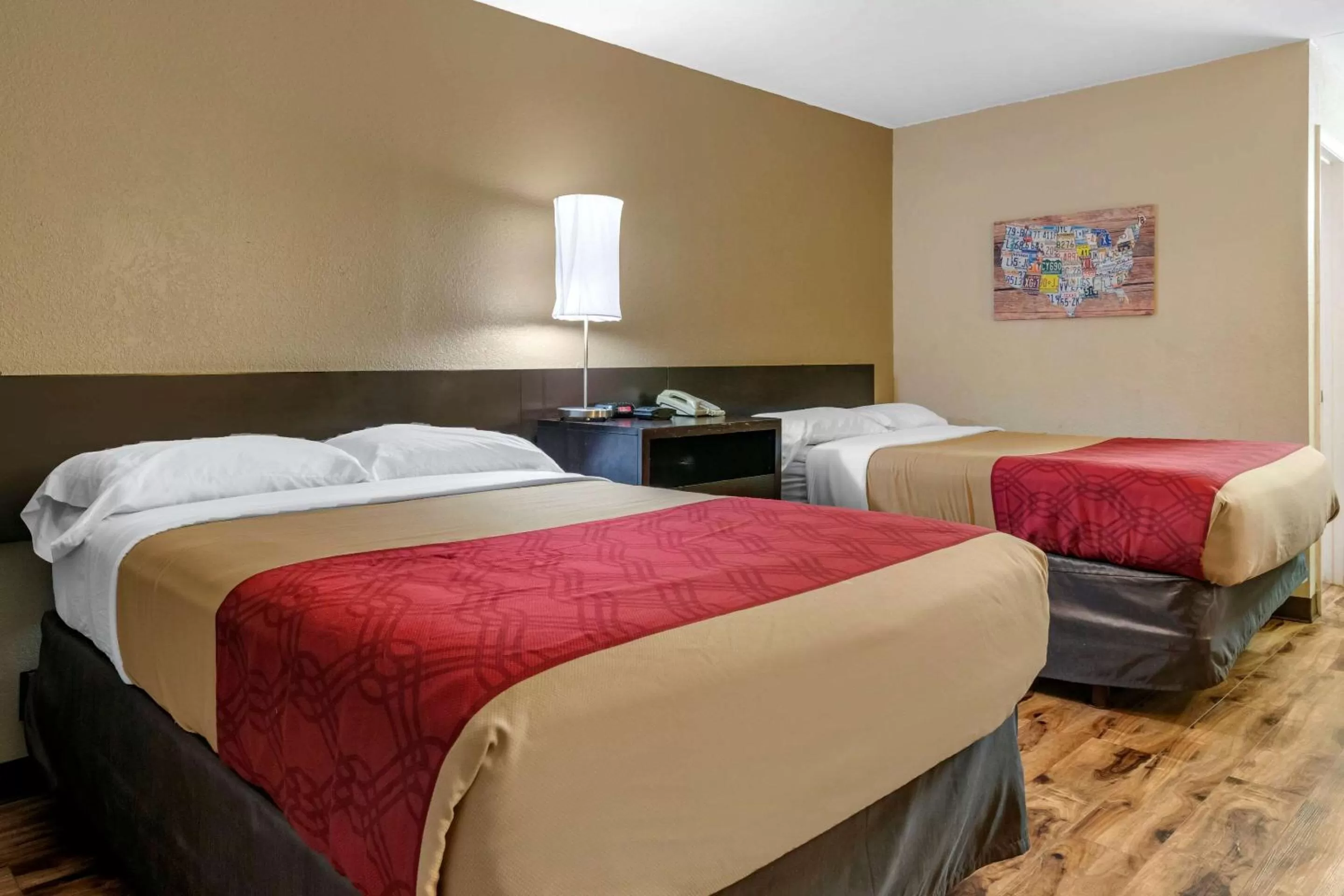 Photo of the whole room, Bed in Econo Lodge Sebring