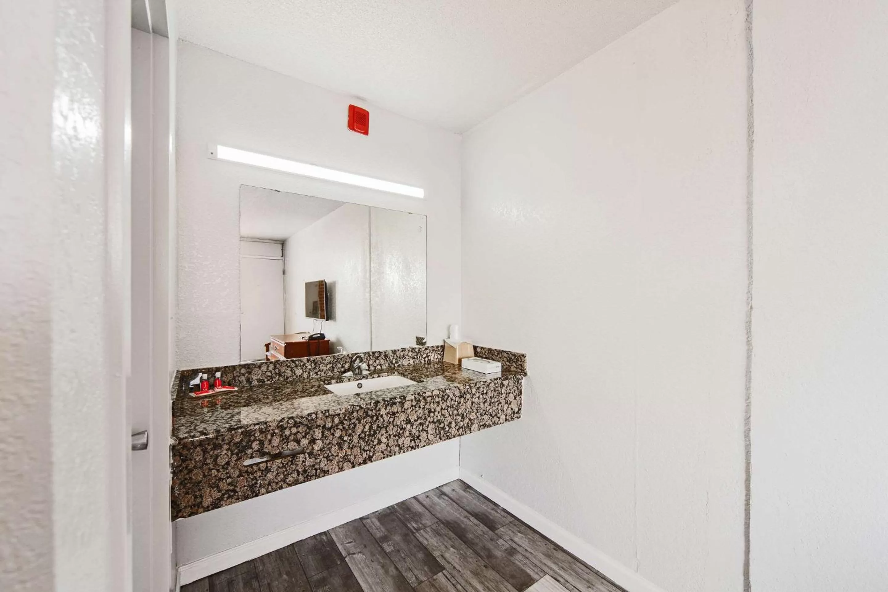 Bedroom in Econo Lodge Inn & Suites Near Bricktown