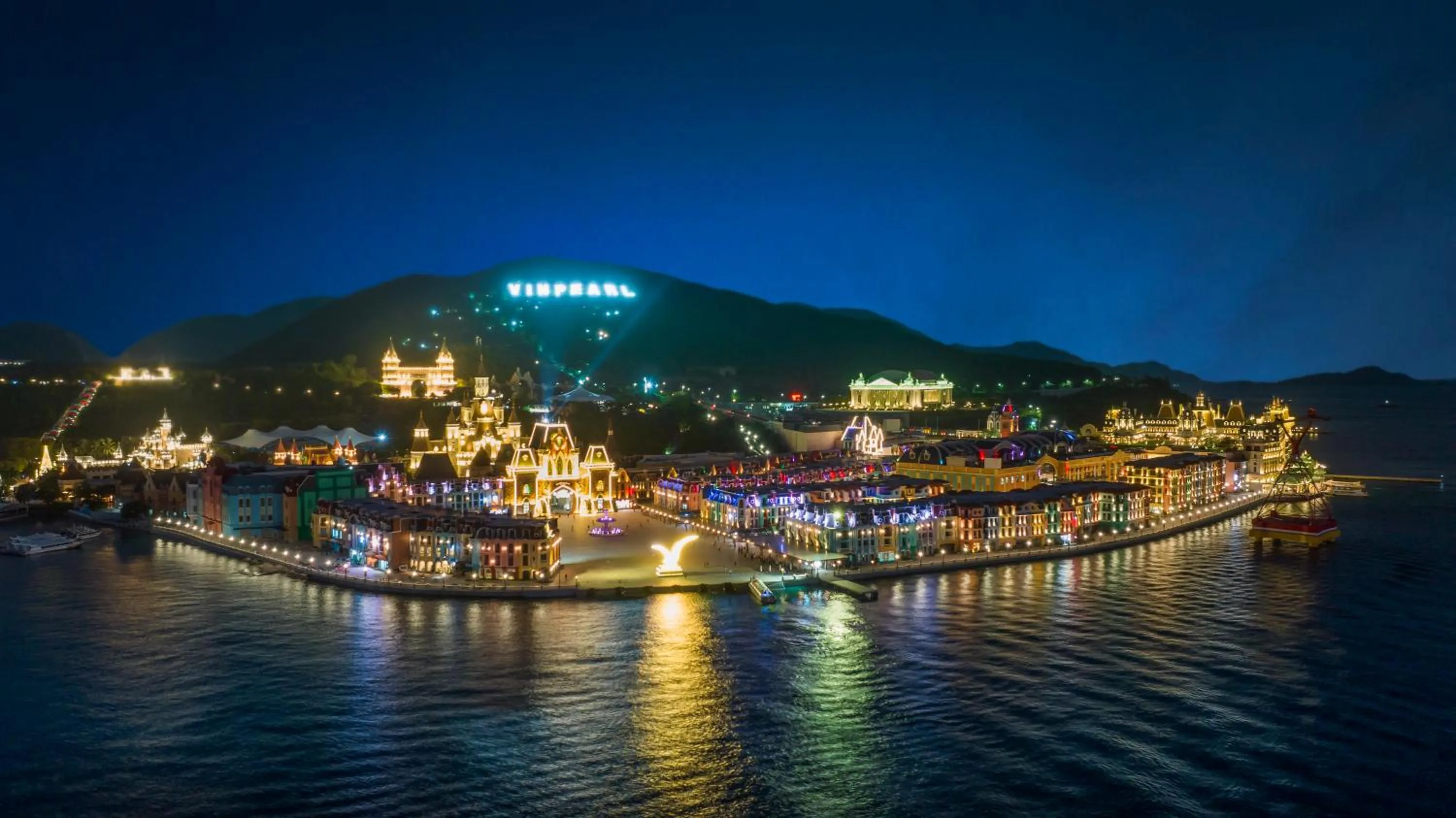 Evening entertainment in Vinpearl Beachfront Nha Trang