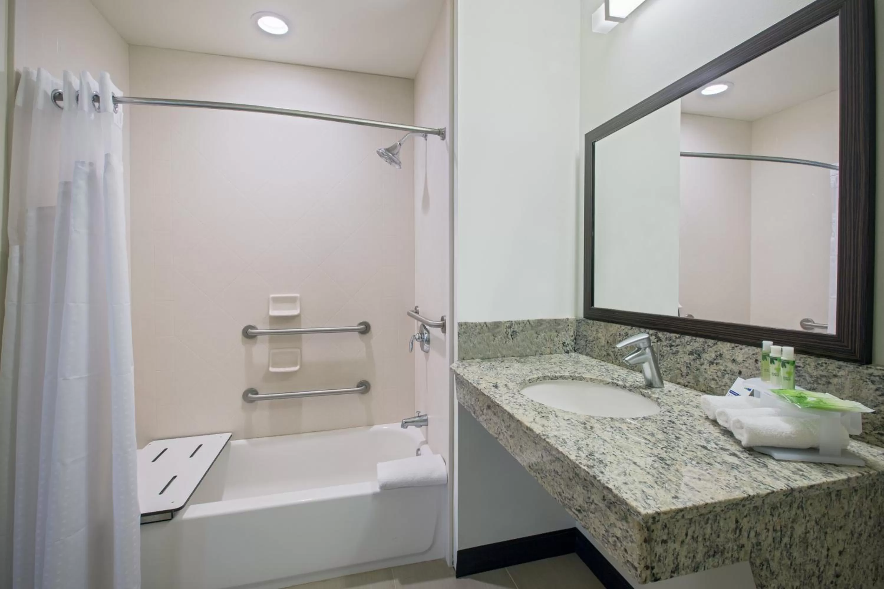 Bathroom in Holiday Inn Express & Suites Kailua-Kona by IHG