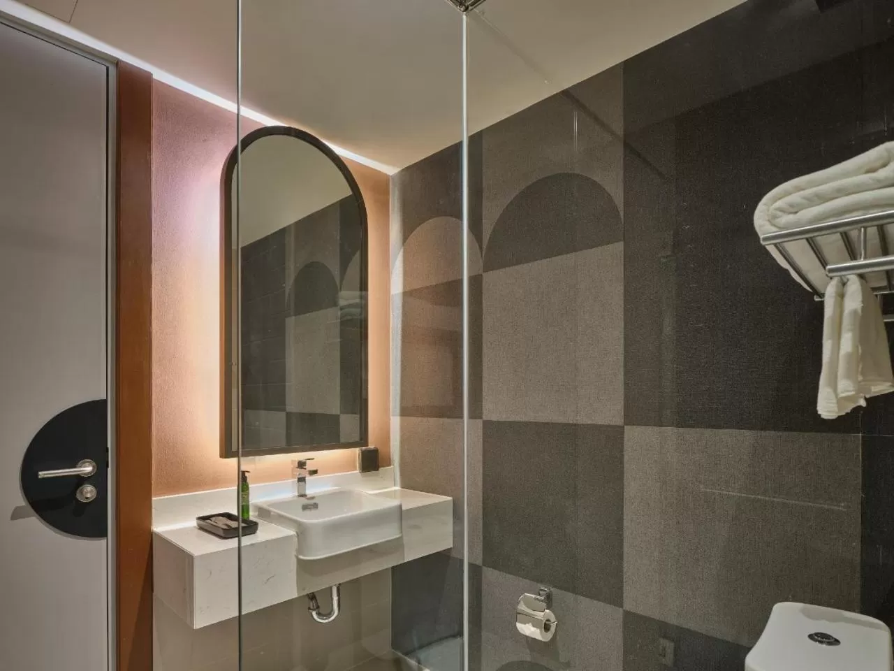 Bathroom in The Quarter Onnut by UHG