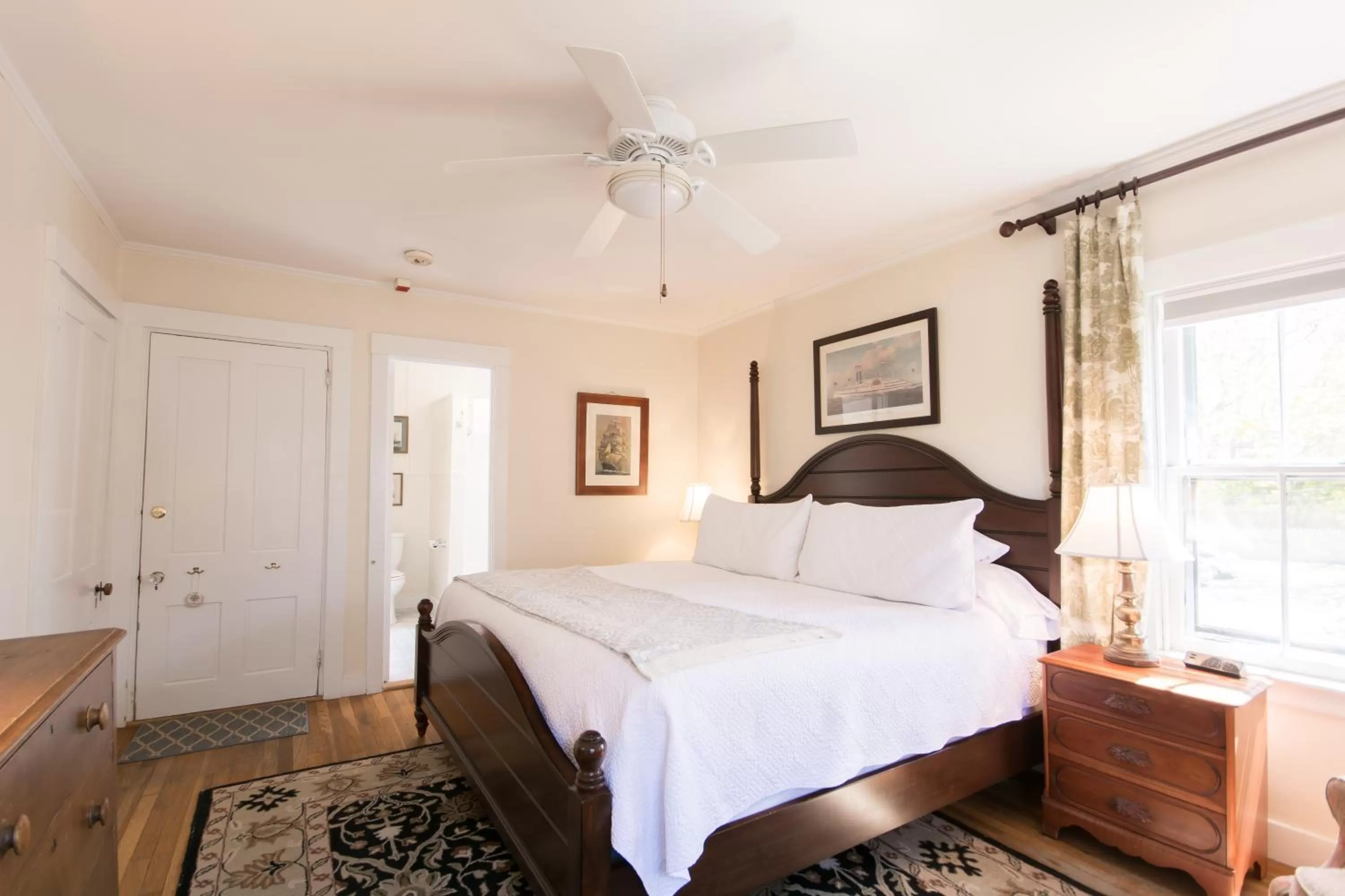 Bed in Marshall Slocum Inn