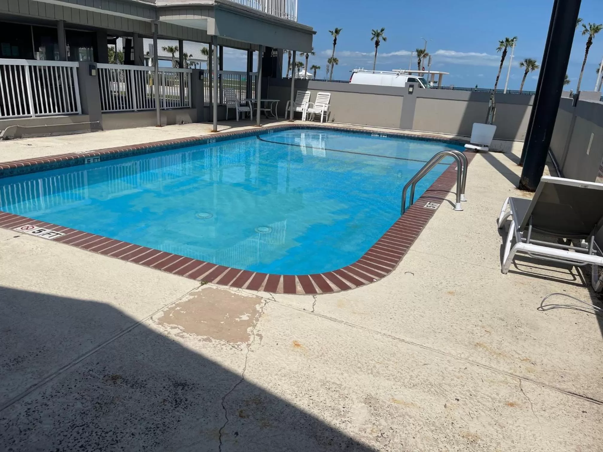 Swimming pool in Budget Inn and Suites Corpus Christi