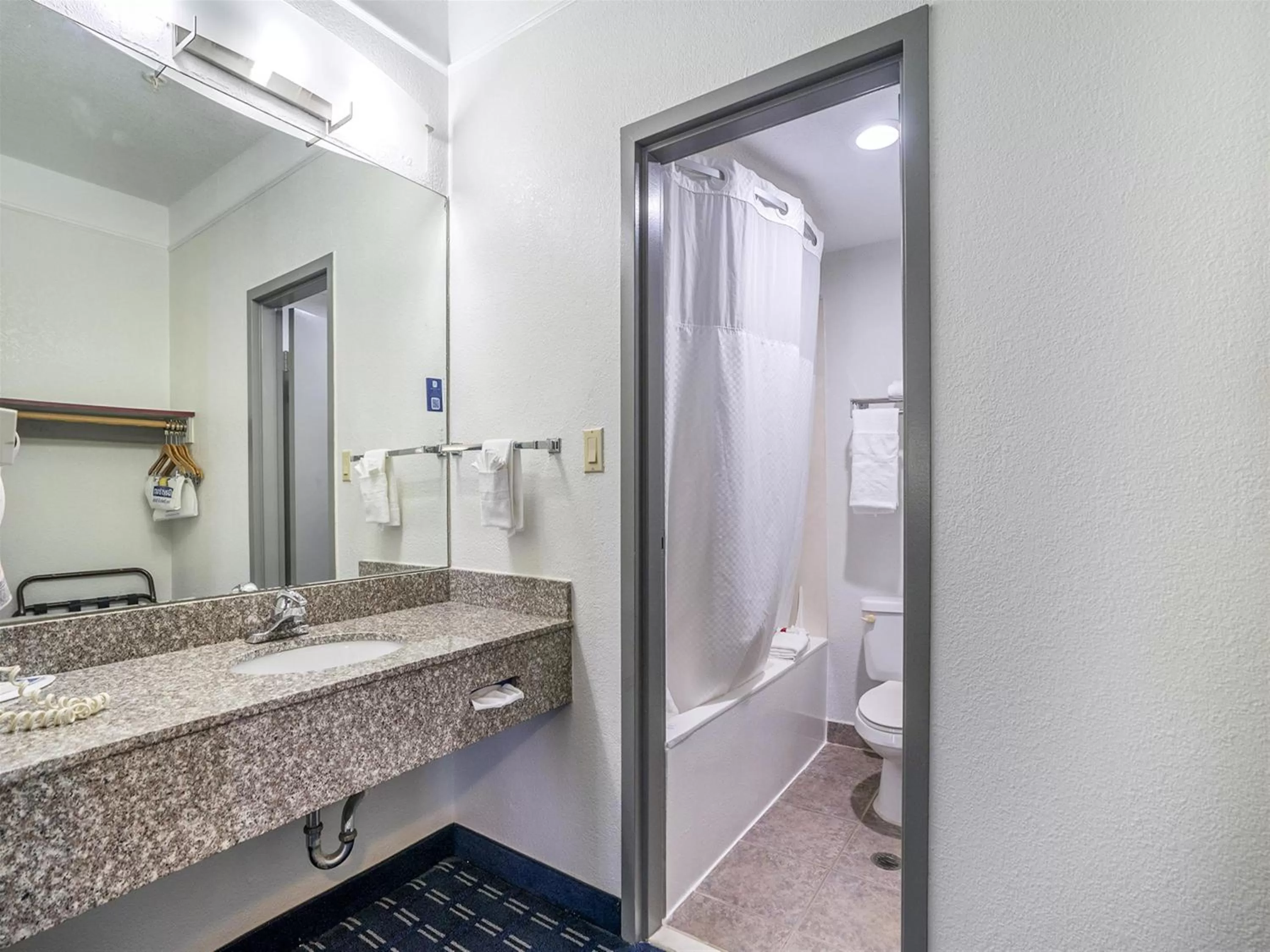 Days Inn & Suites by Wyndham Webster NASA-ClearLake-Houston