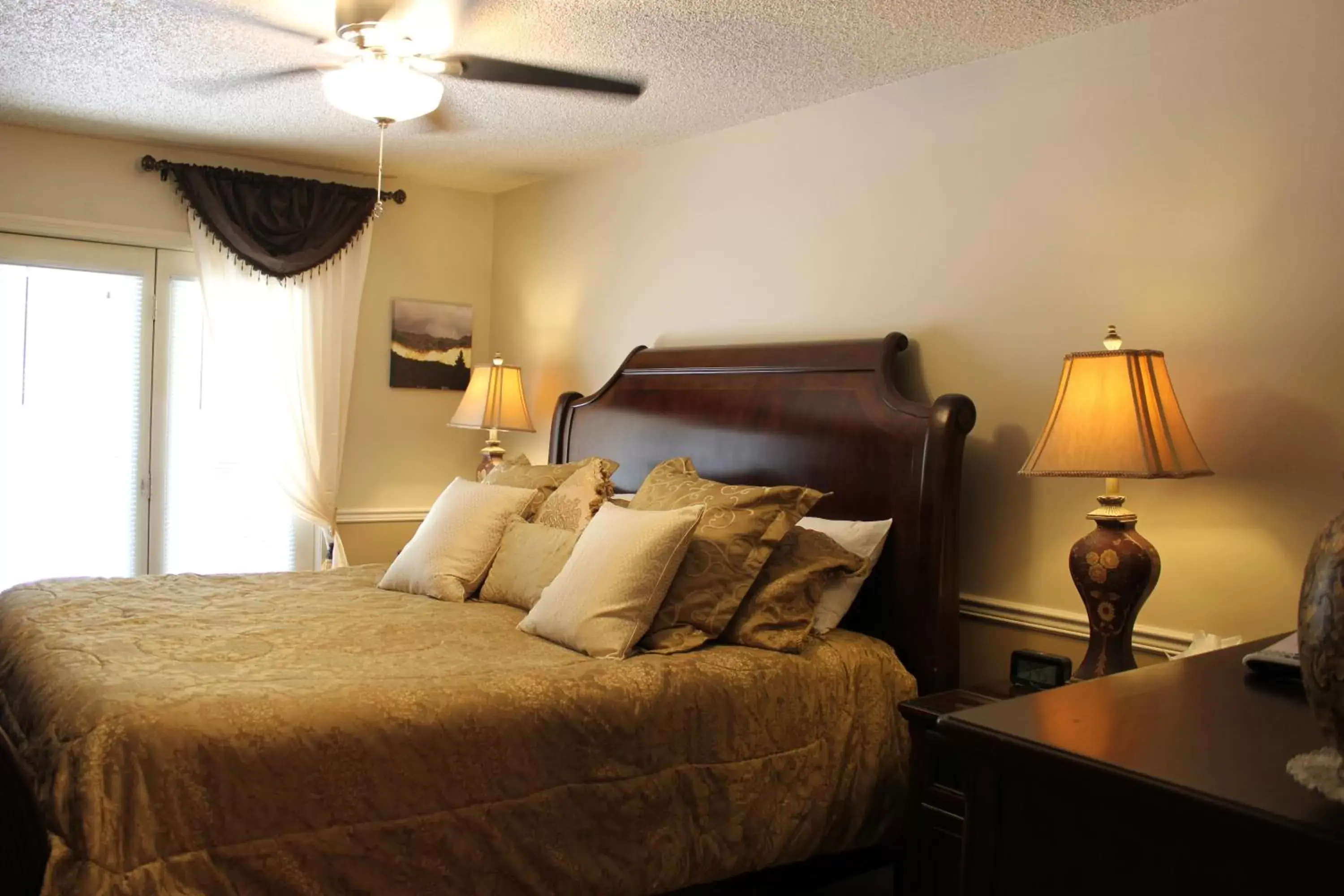 King Room in Black Bear Manor King Room in Black Bear Manor