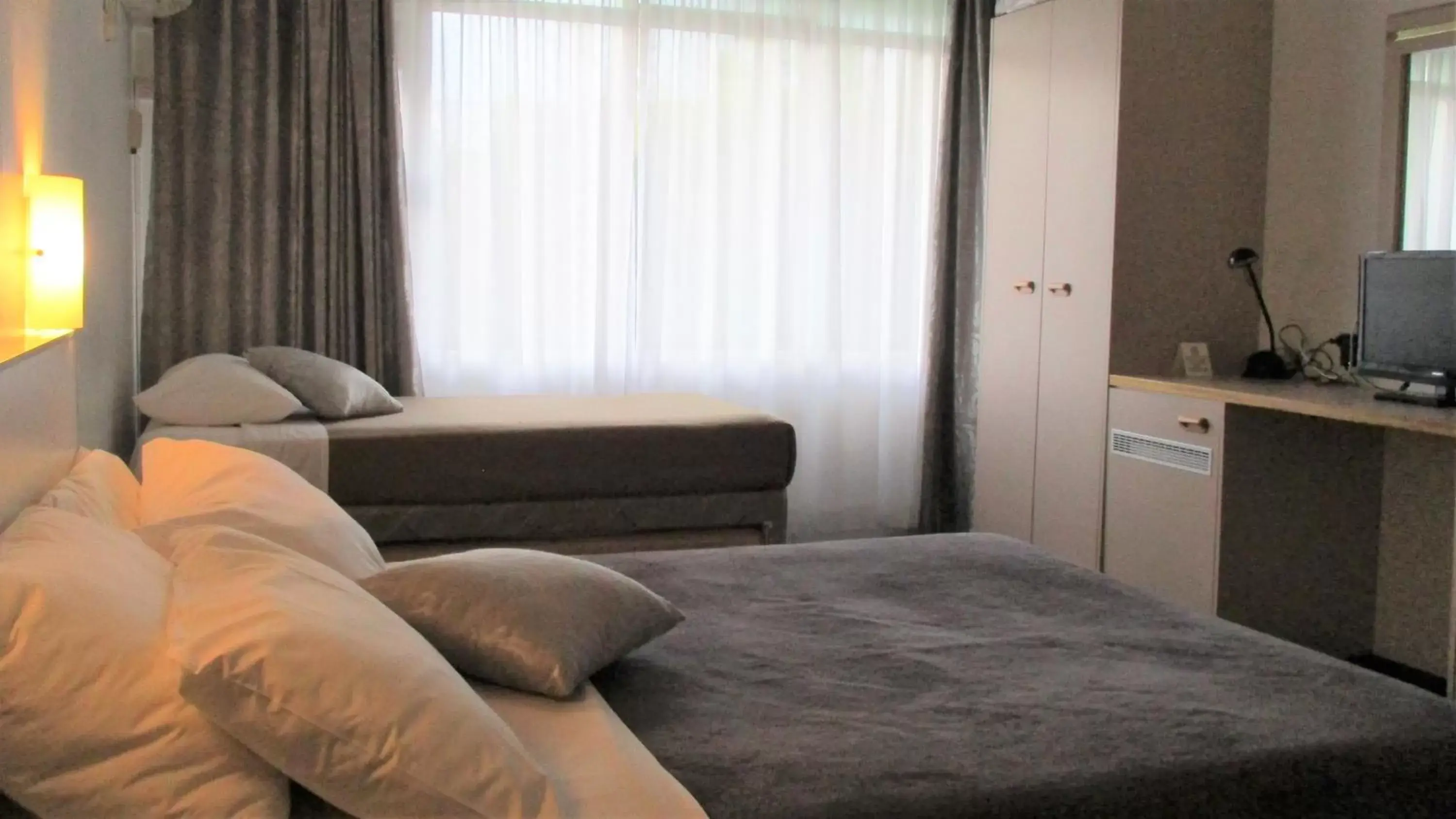 Family Room (2 Adults + 2 Children) in Cronulla Motor Inn Family Room (2 Adults + 2 Children) in Cronulla Motor Inn