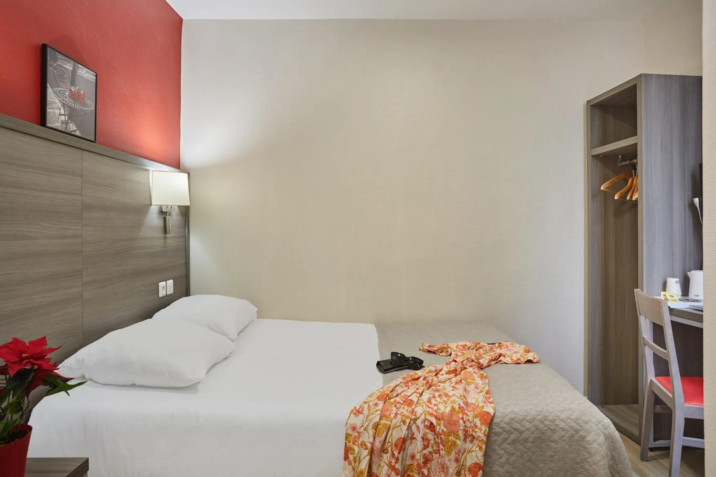 Photo of the whole room, Bed in Hipotel Paris Buttes Chaumont