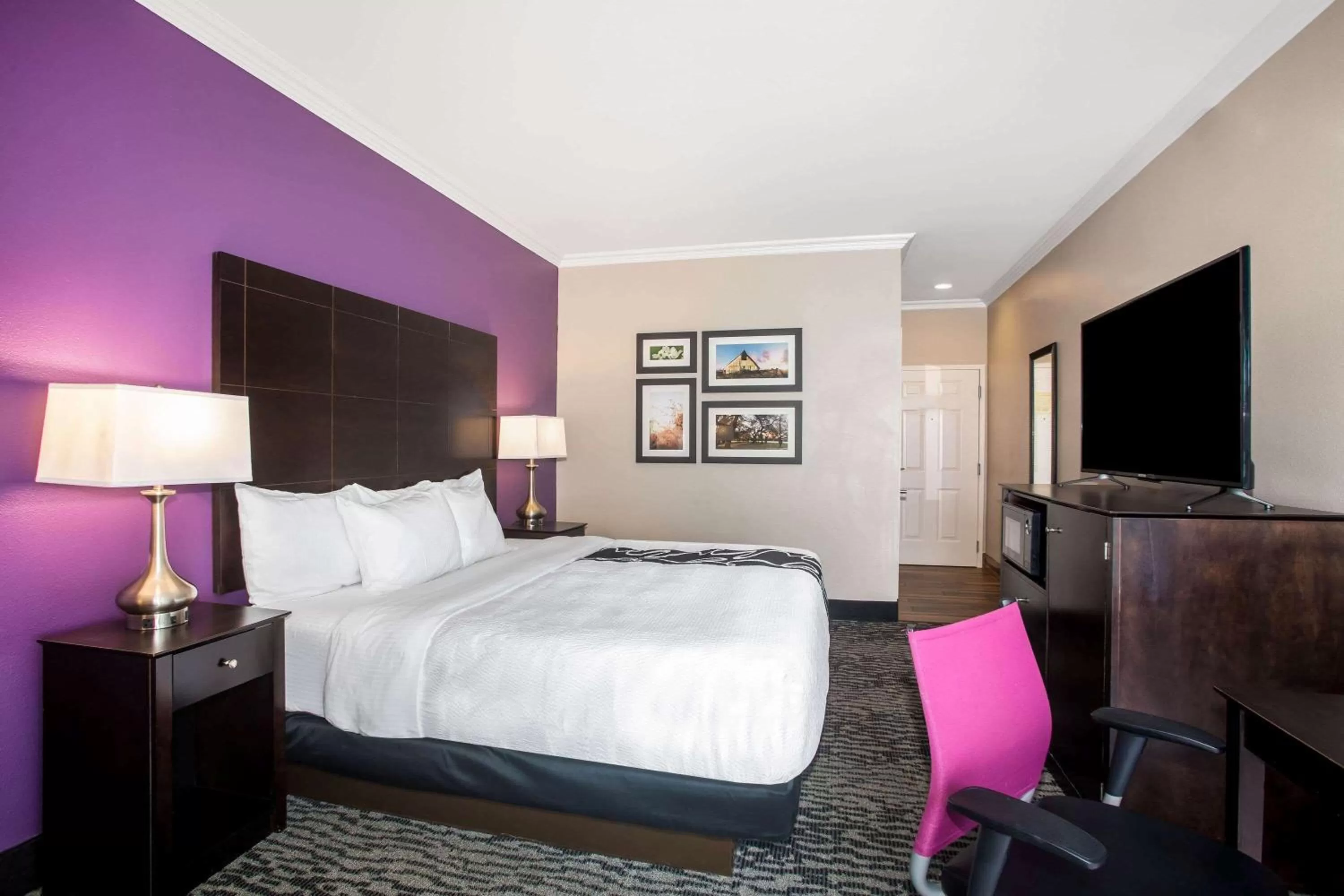 Photo of the whole room, Bed in La Quinta by Wyndham Columbus TX