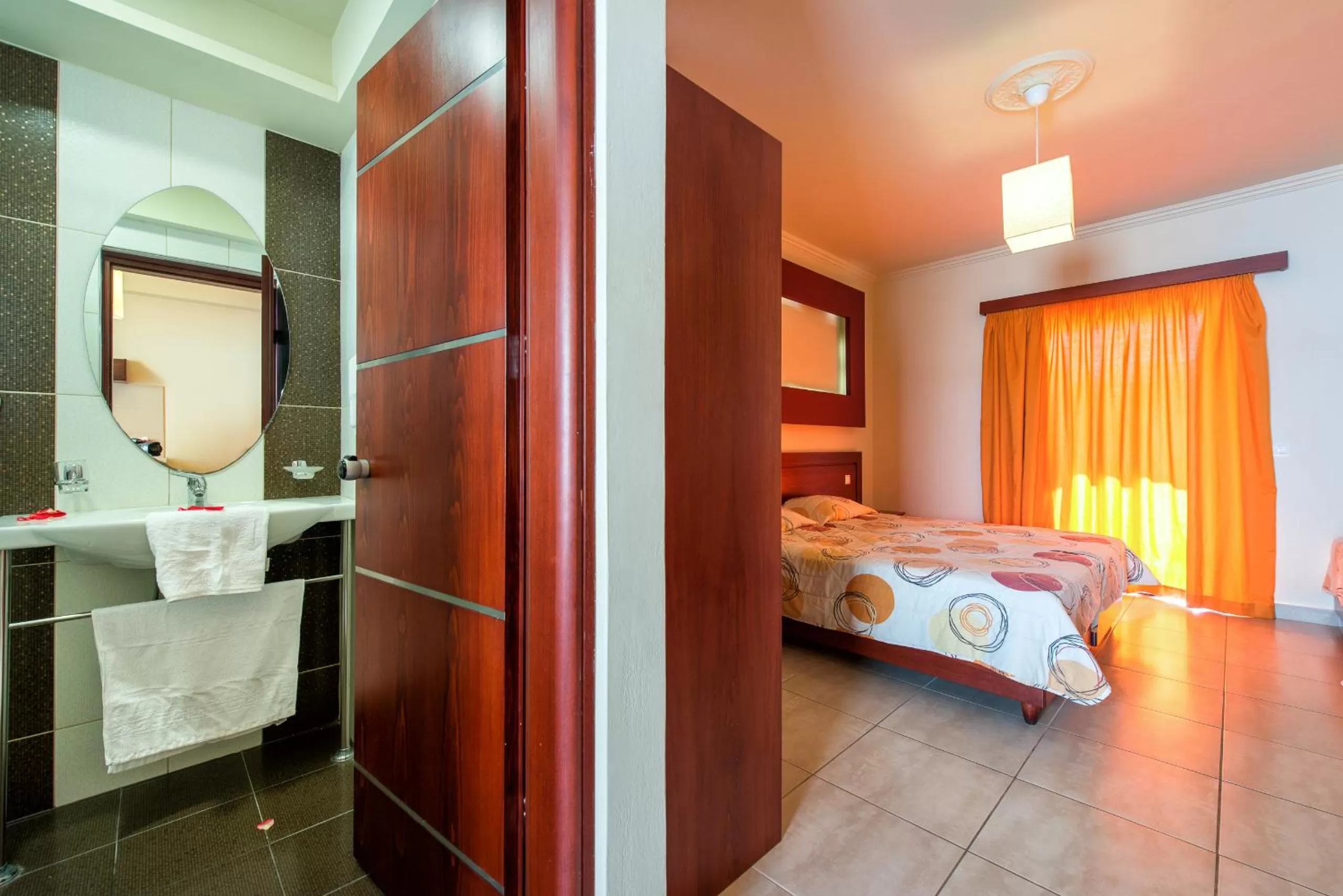 Photo of the whole room, Bed in Canadian Hotel