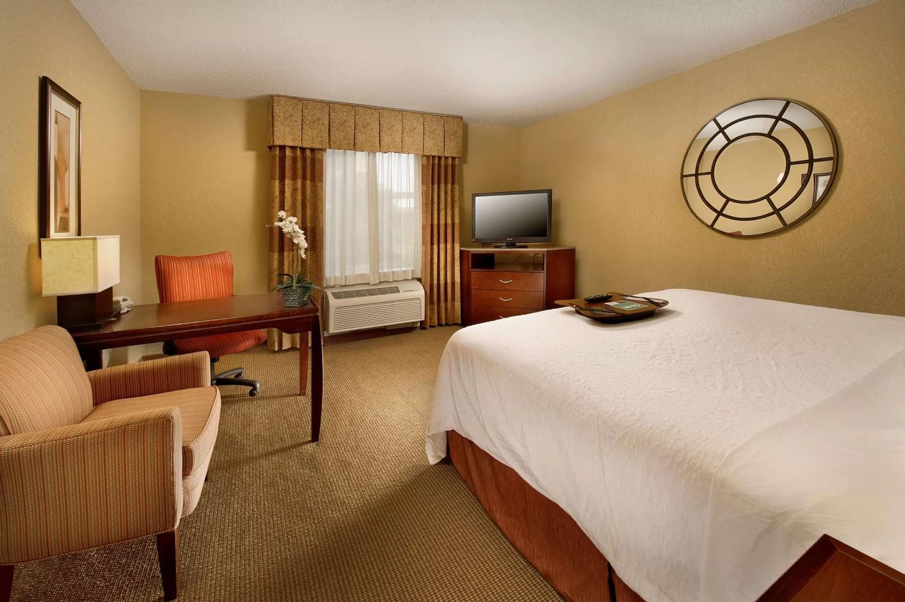 Bedroom, Bed in Hampton Inn and Suites San Antonio Airport